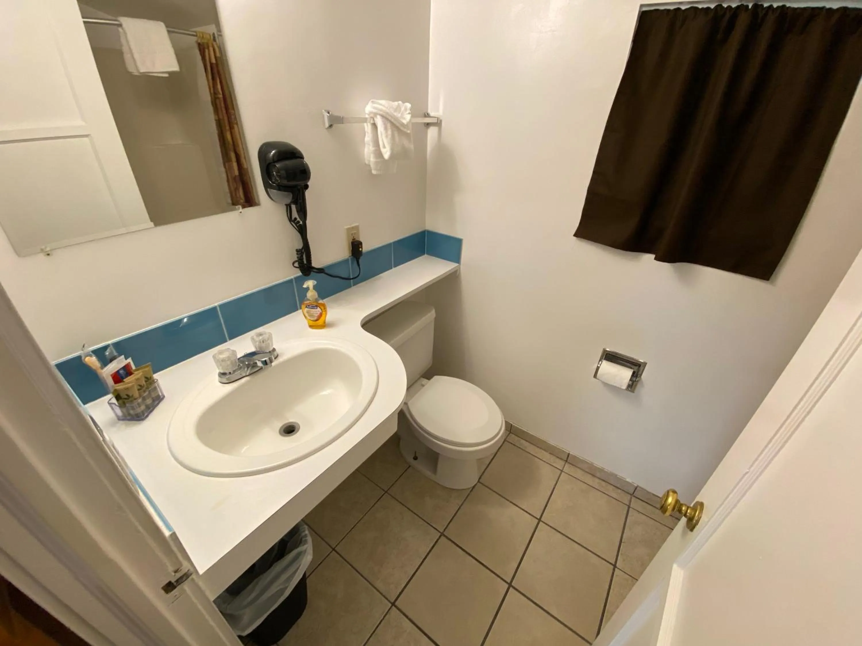 Bathroom in Independence Courthouse Motel