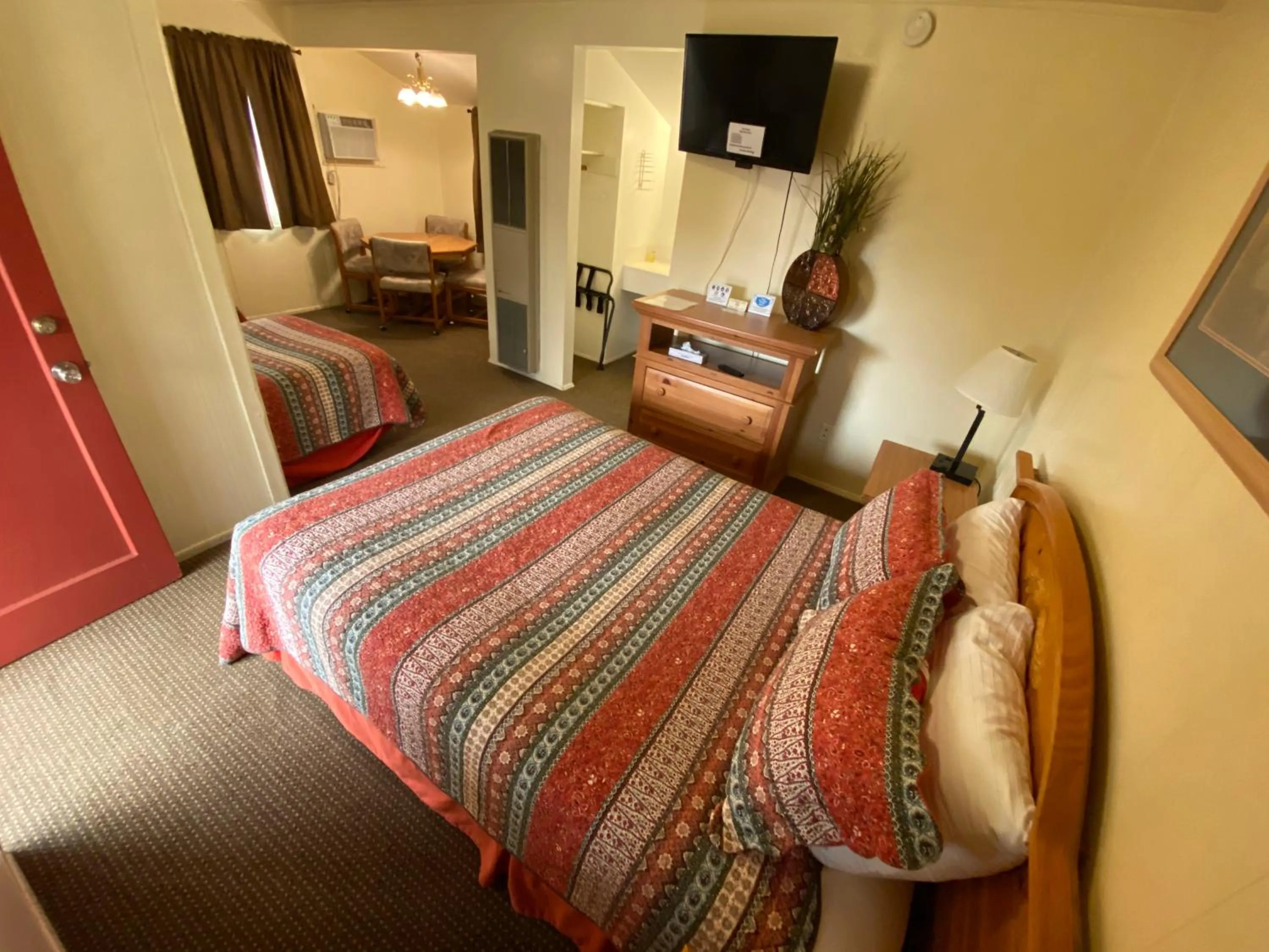 Photo of the whole room, Bed in Independence Courthouse Motel