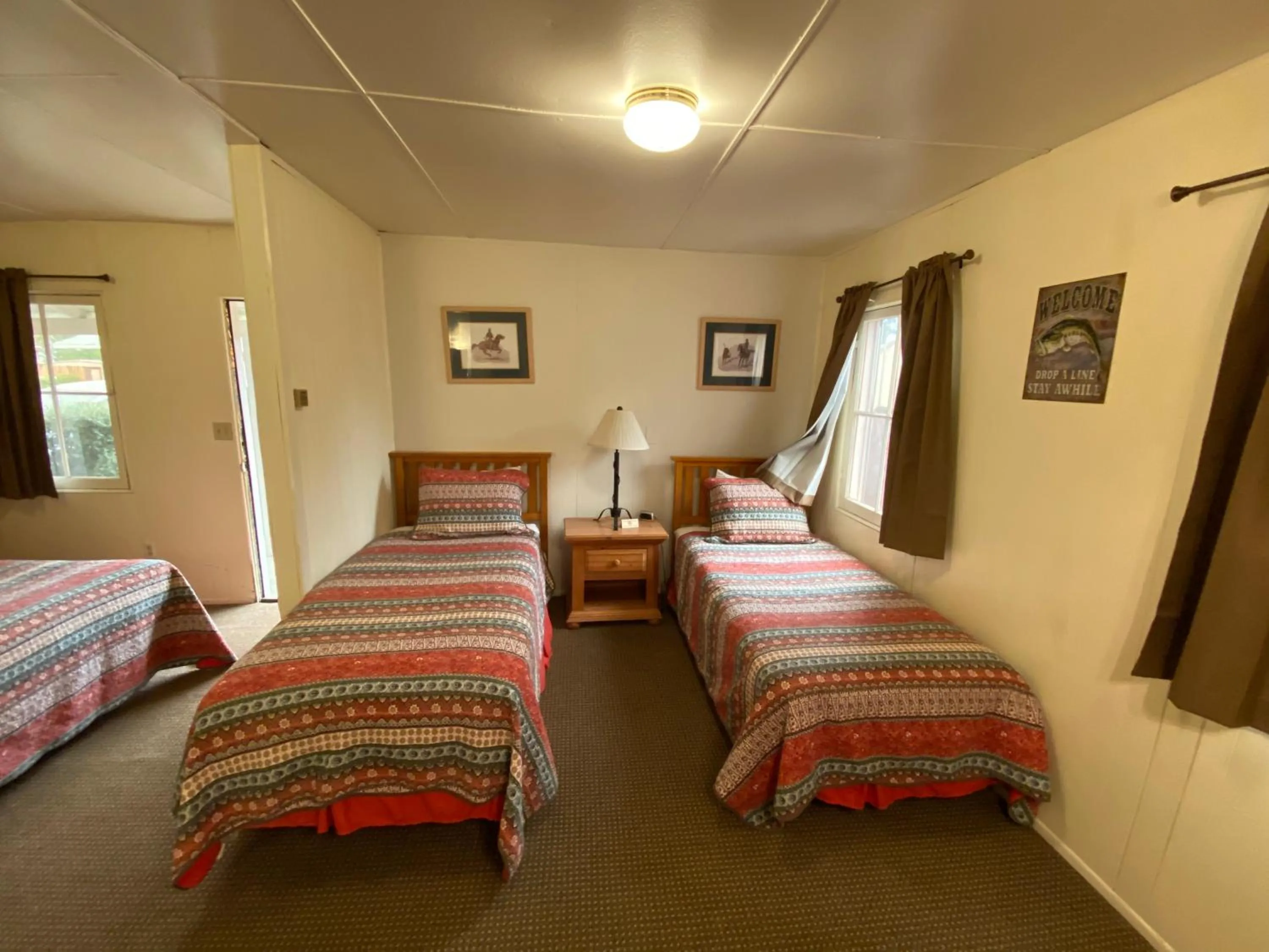 Bed in Independence Courthouse Motel