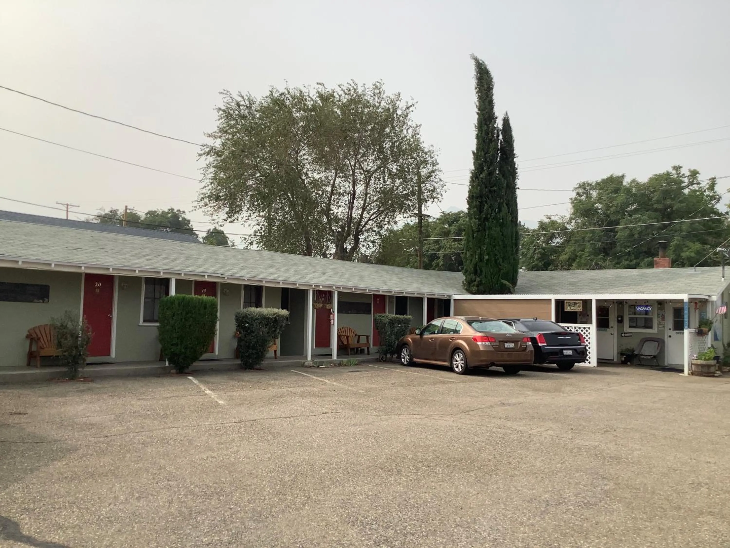 Property building in Independence Courthouse Motel