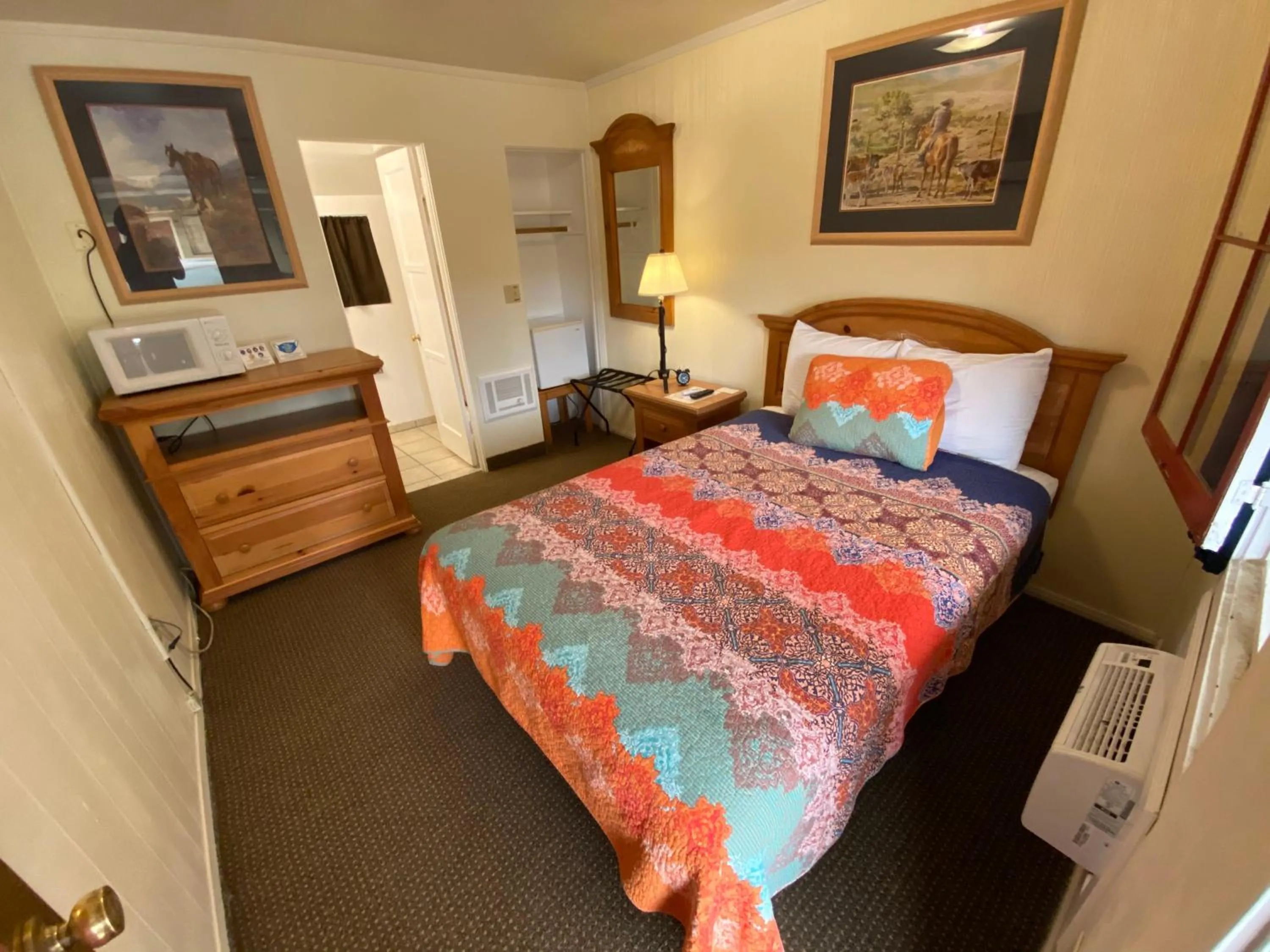 Photo of the whole room, Bed in Independence Courthouse Motel
