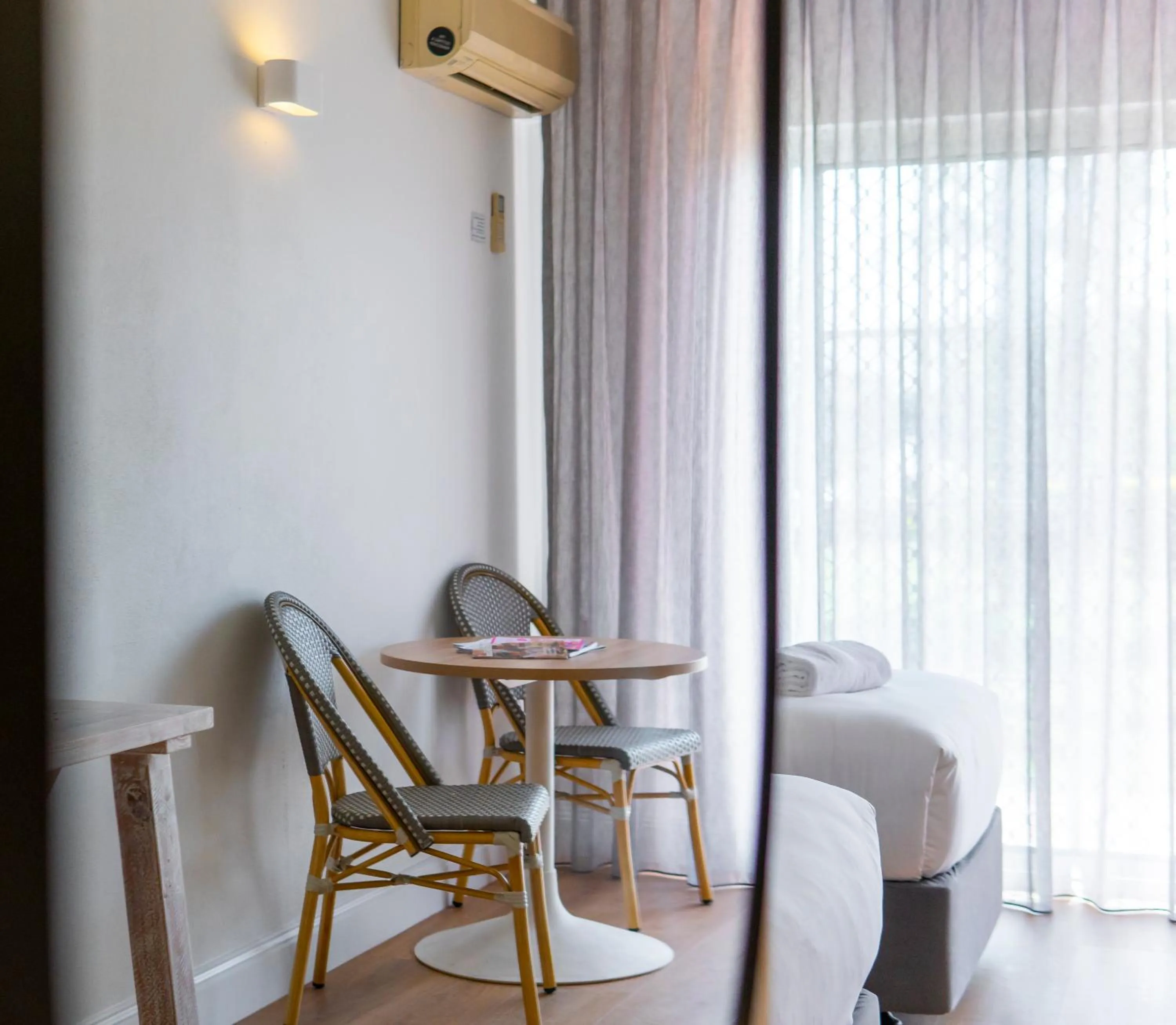 Dining area in The Quarters, an Ascend Collection Hotel