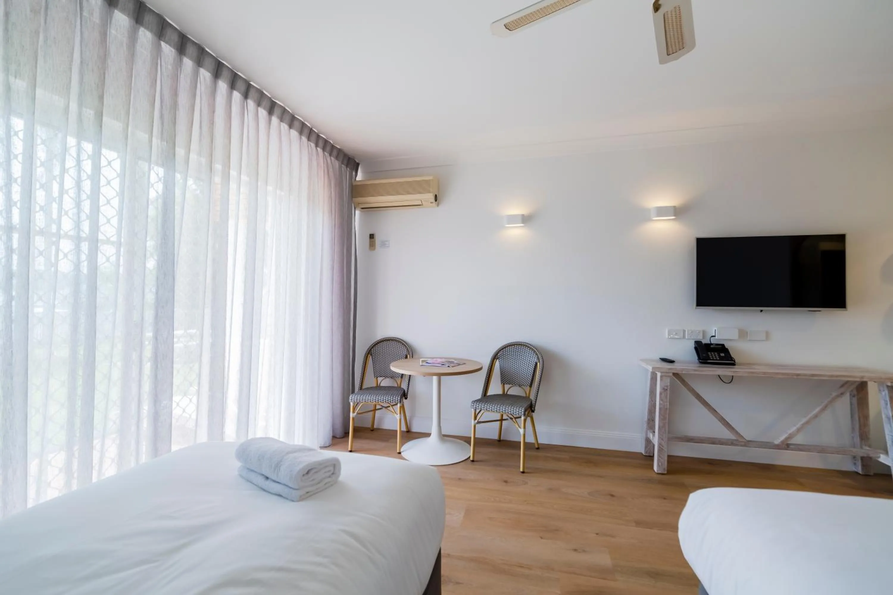 Communal lounge/ TV room, Bed in The Quarters, an Ascend Collection Hotel