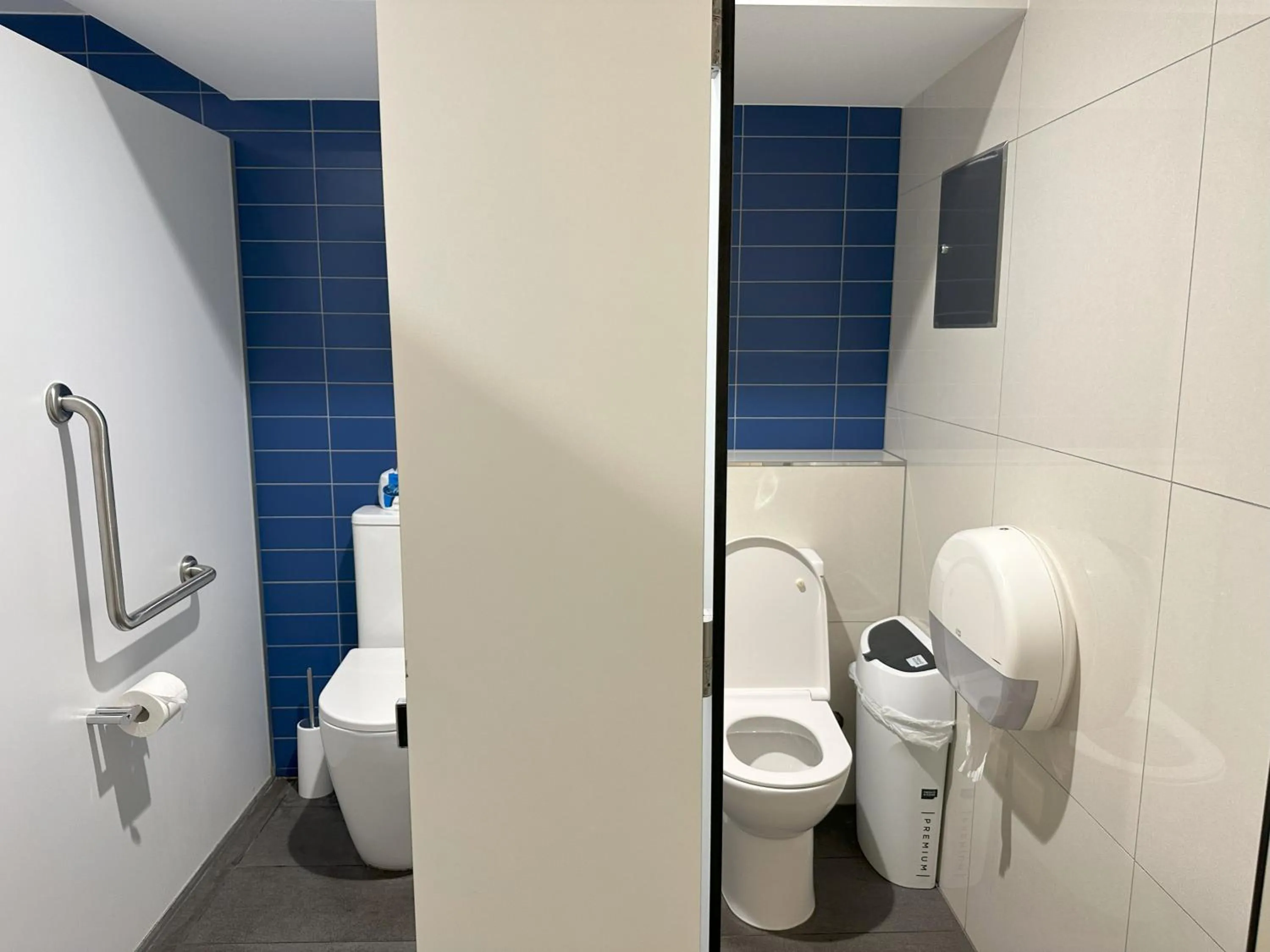 Toilet in Global Backpackers Youth Hostel