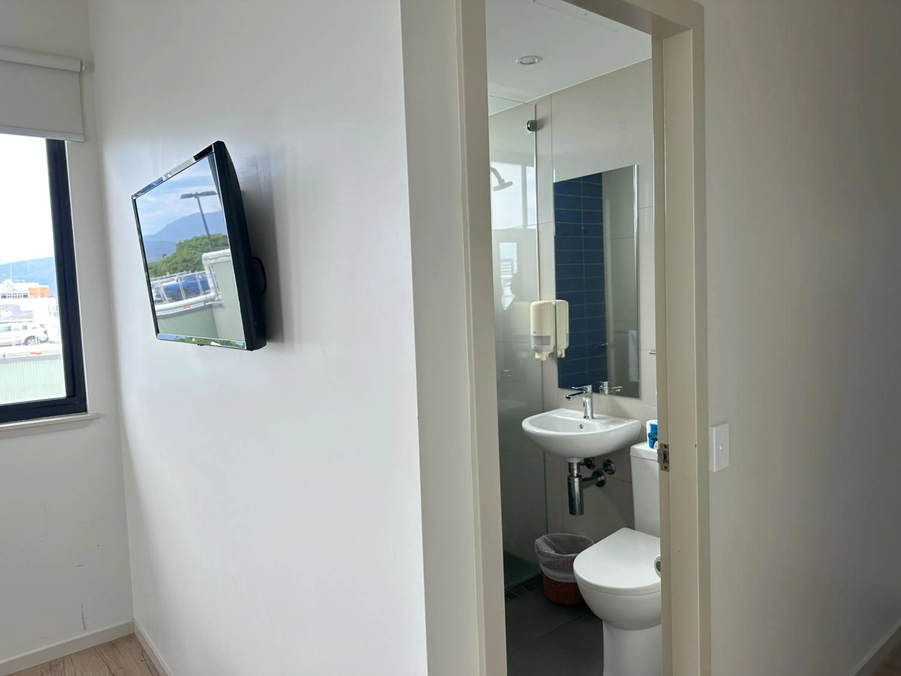 Toilet in Global Backpackers Youth Hostel