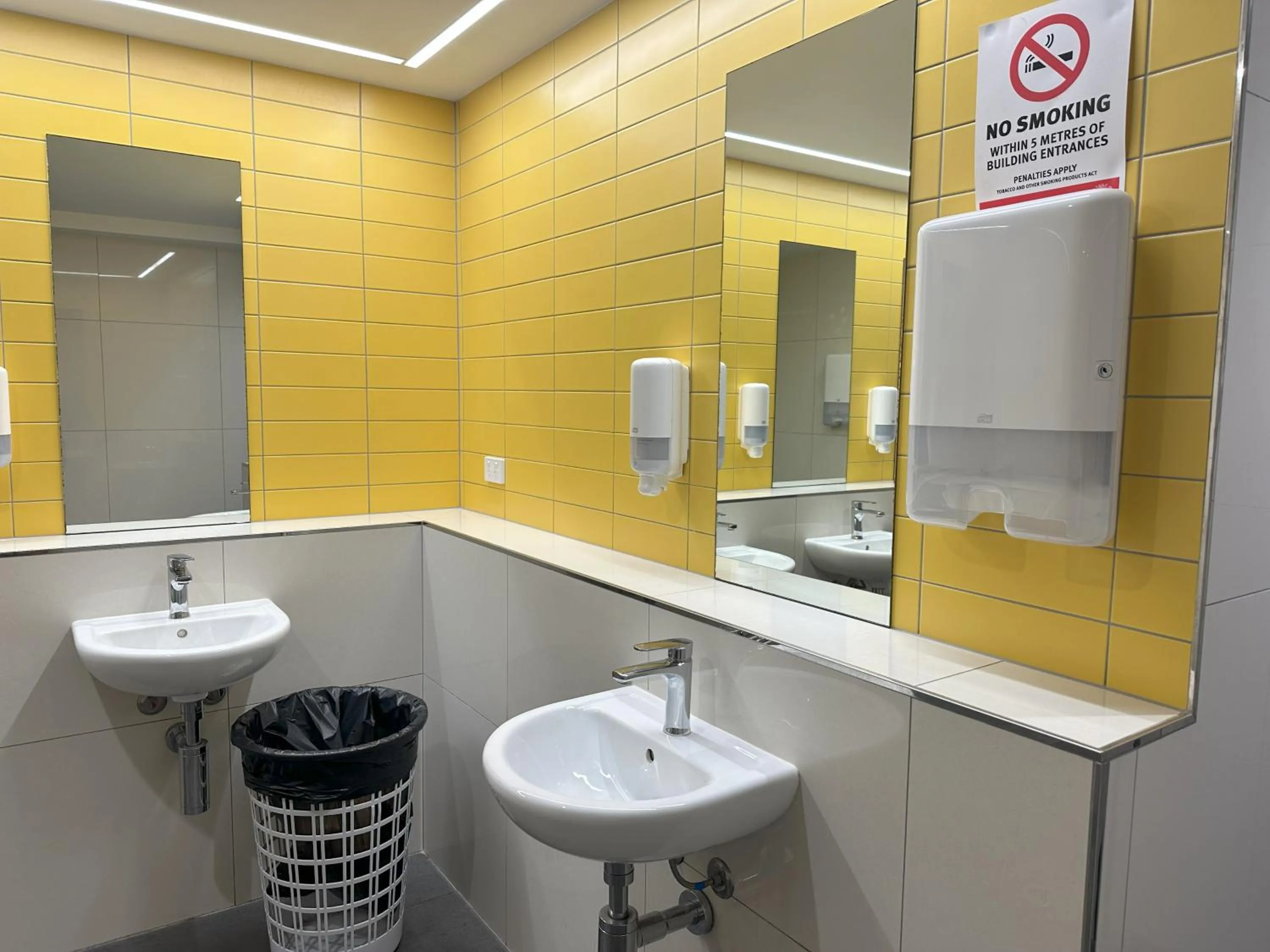 Bathroom in Global Backpackers Youth Hostel