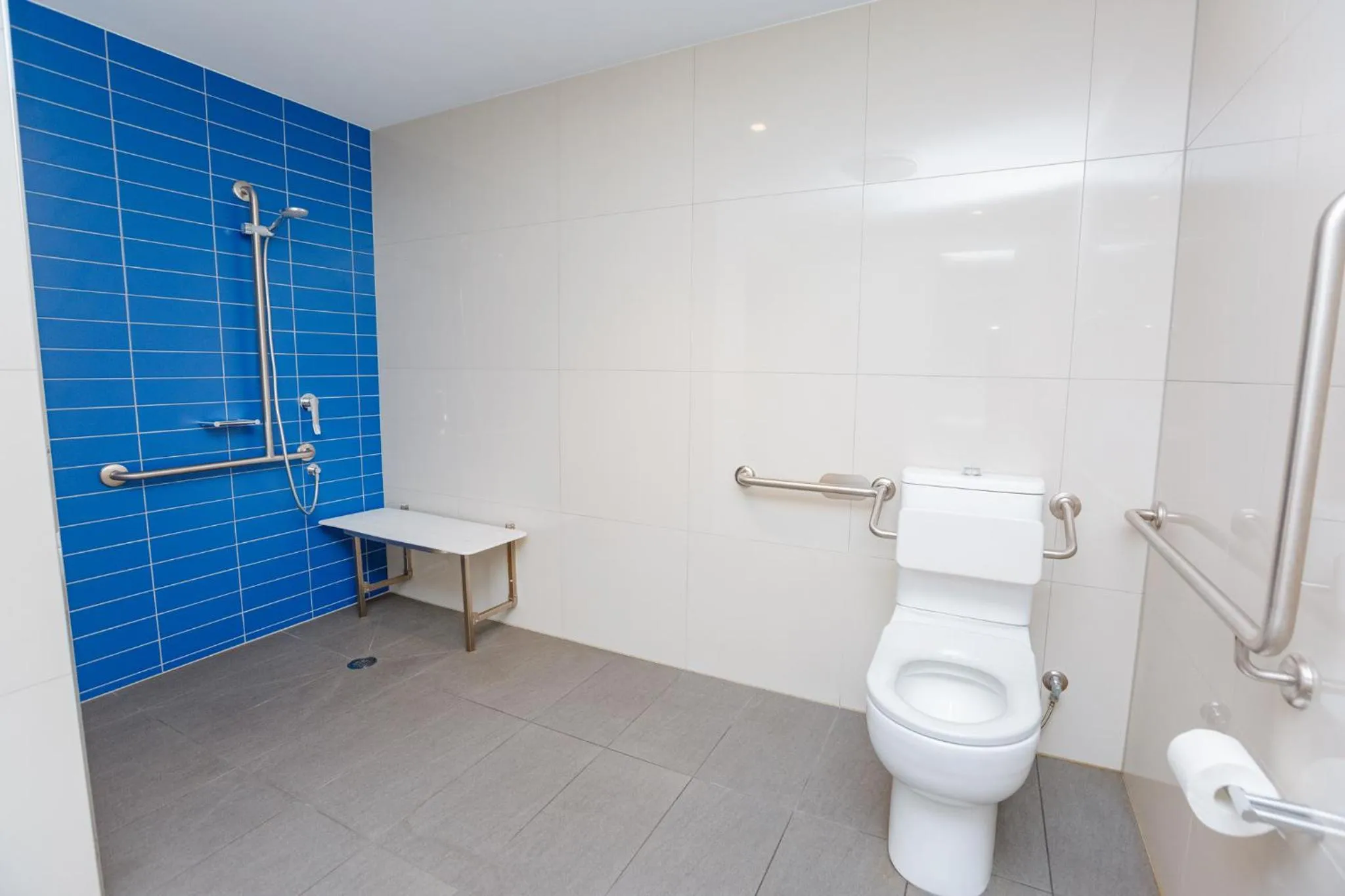 Shower in Global Backpackers Youth Hostel