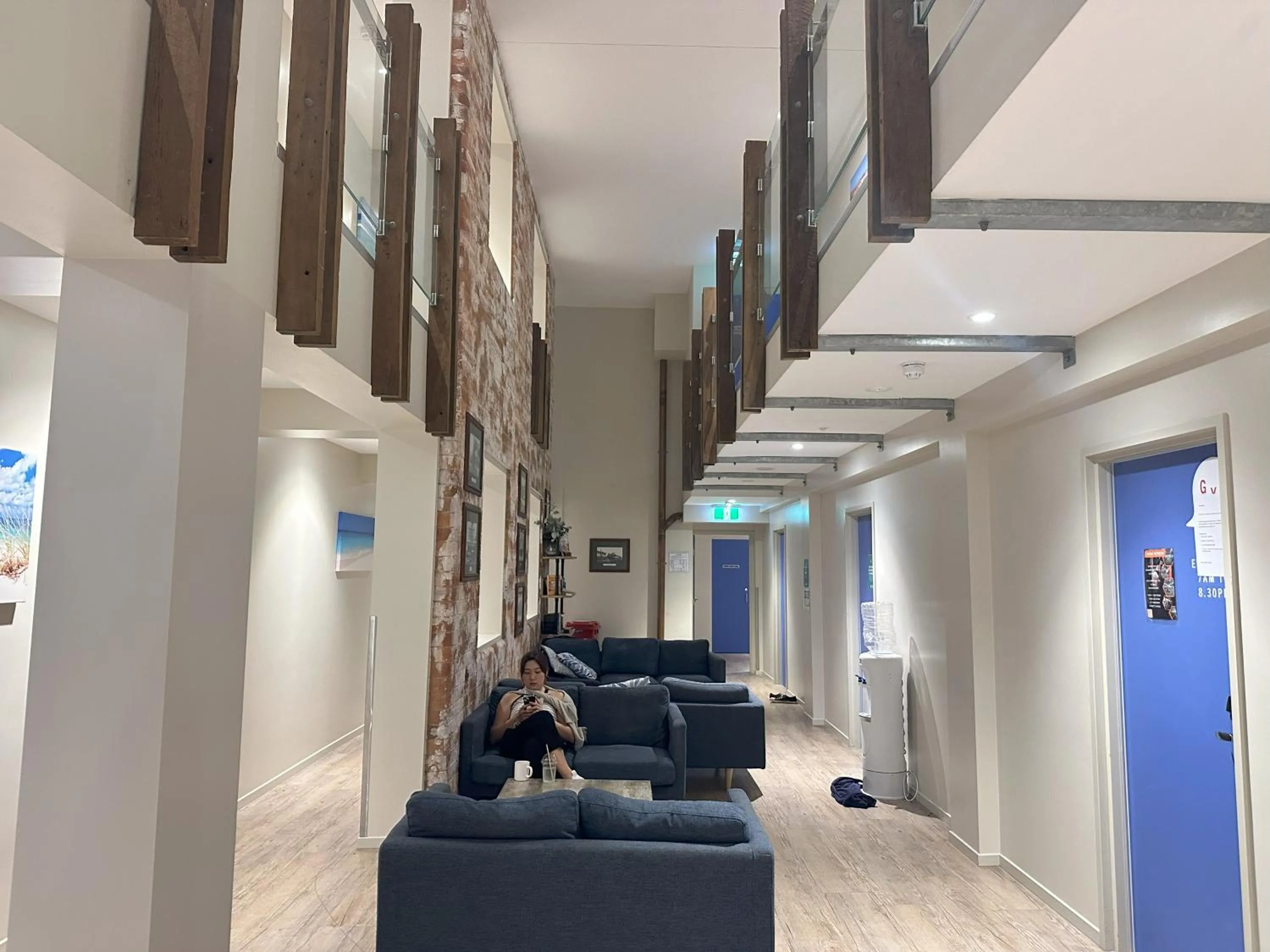 Communal lounge/ TV room in Global Backpackers Youth Hostel