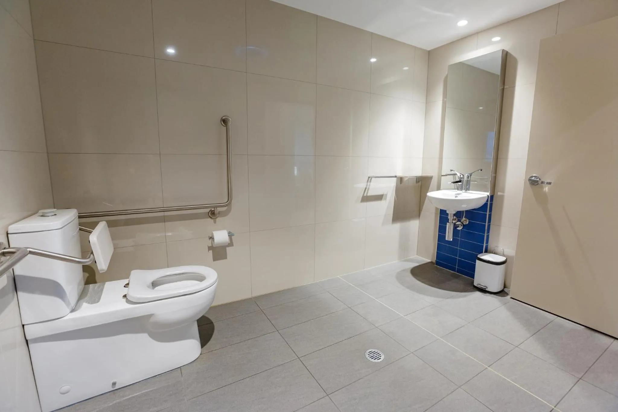 Bathroom in Global Backpackers Youth Hostel