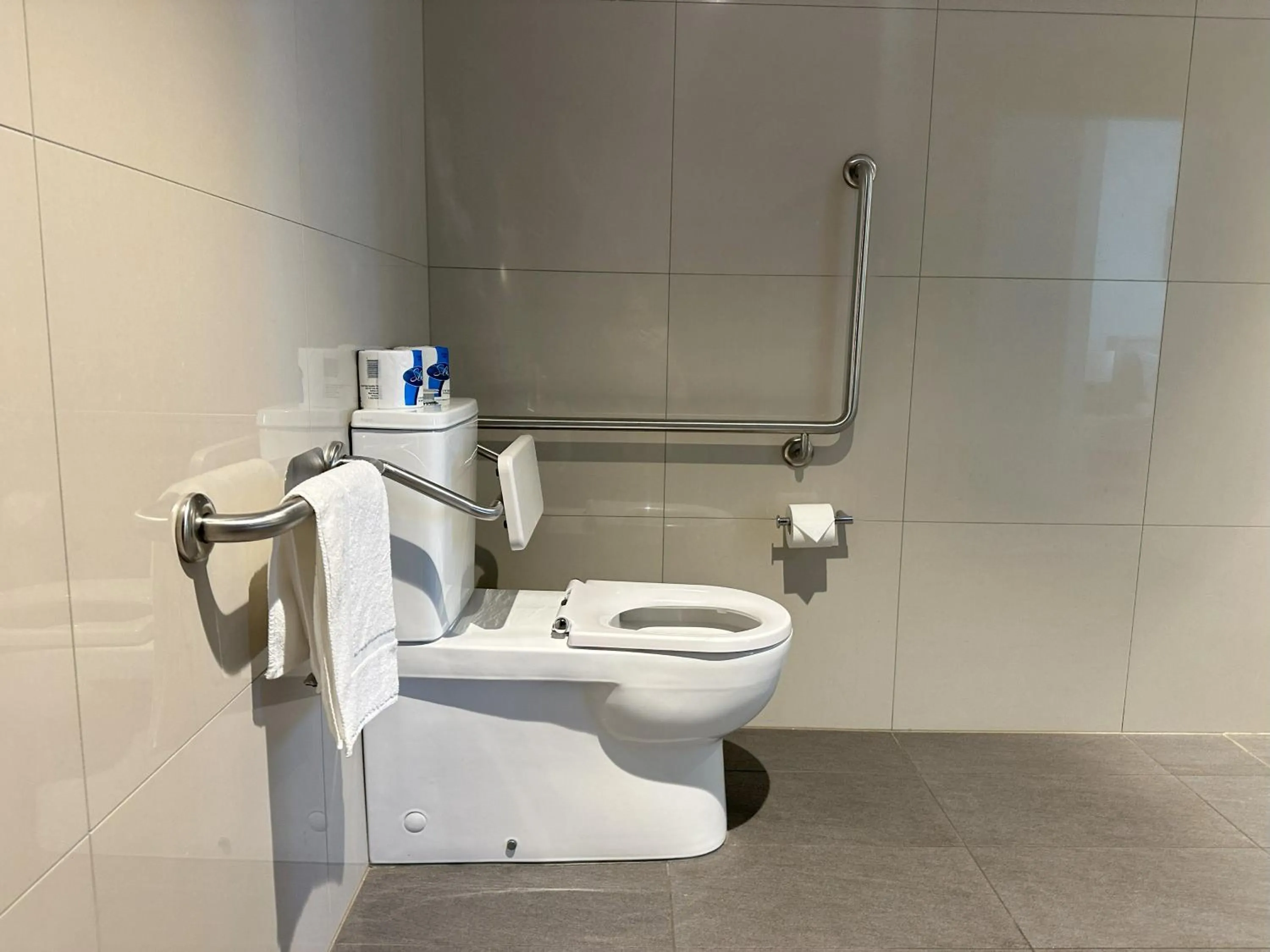 Toilet in Global Backpackers Youth Hostel