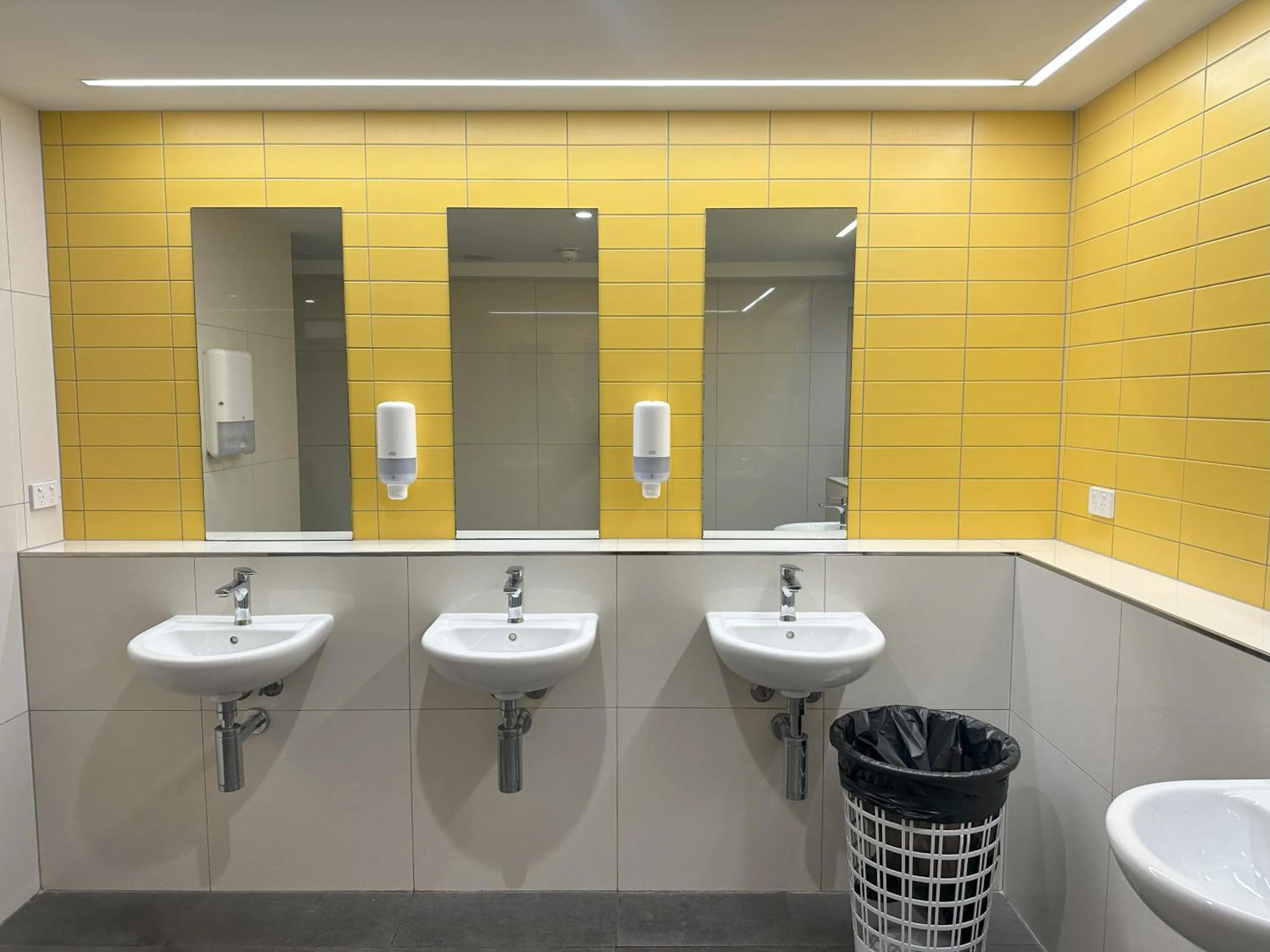 Bathroom in Global Backpackers Youth Hostel