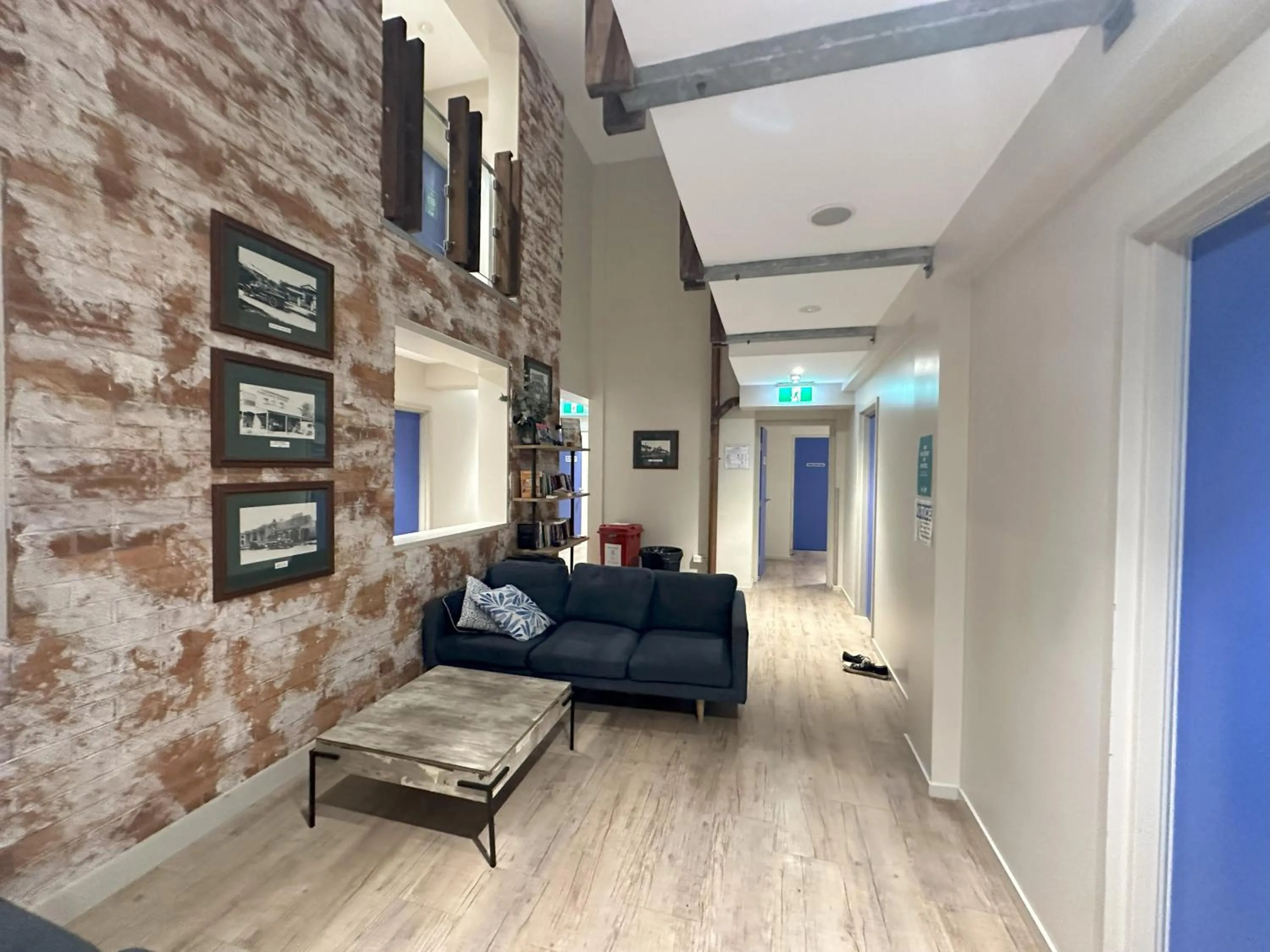 Communal lounge/ TV room in Global Backpackers Youth Hostel