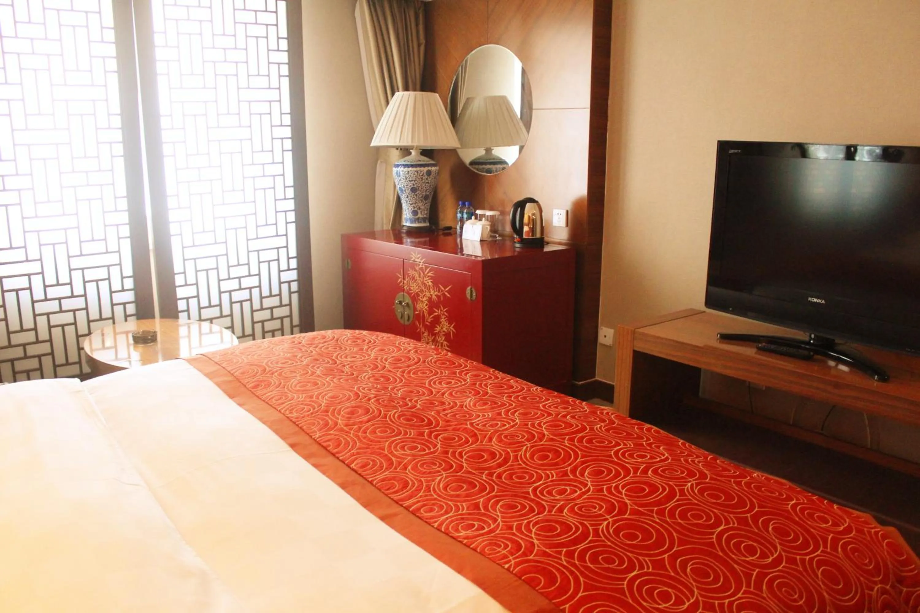 Bedroom, Bed in Beijing Continental Grand Hotel