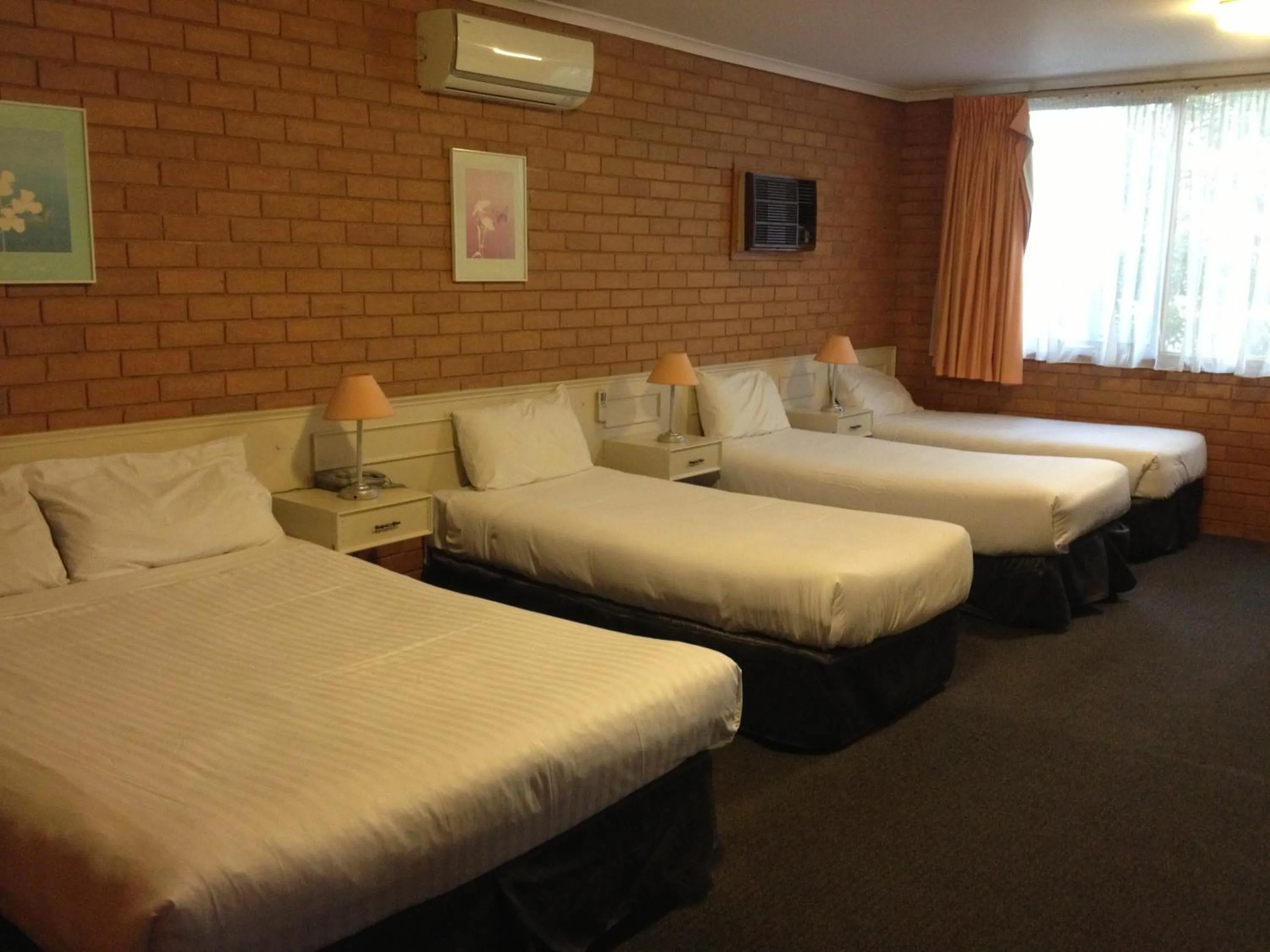 Photo of the whole room, Bed in Essendon Motel