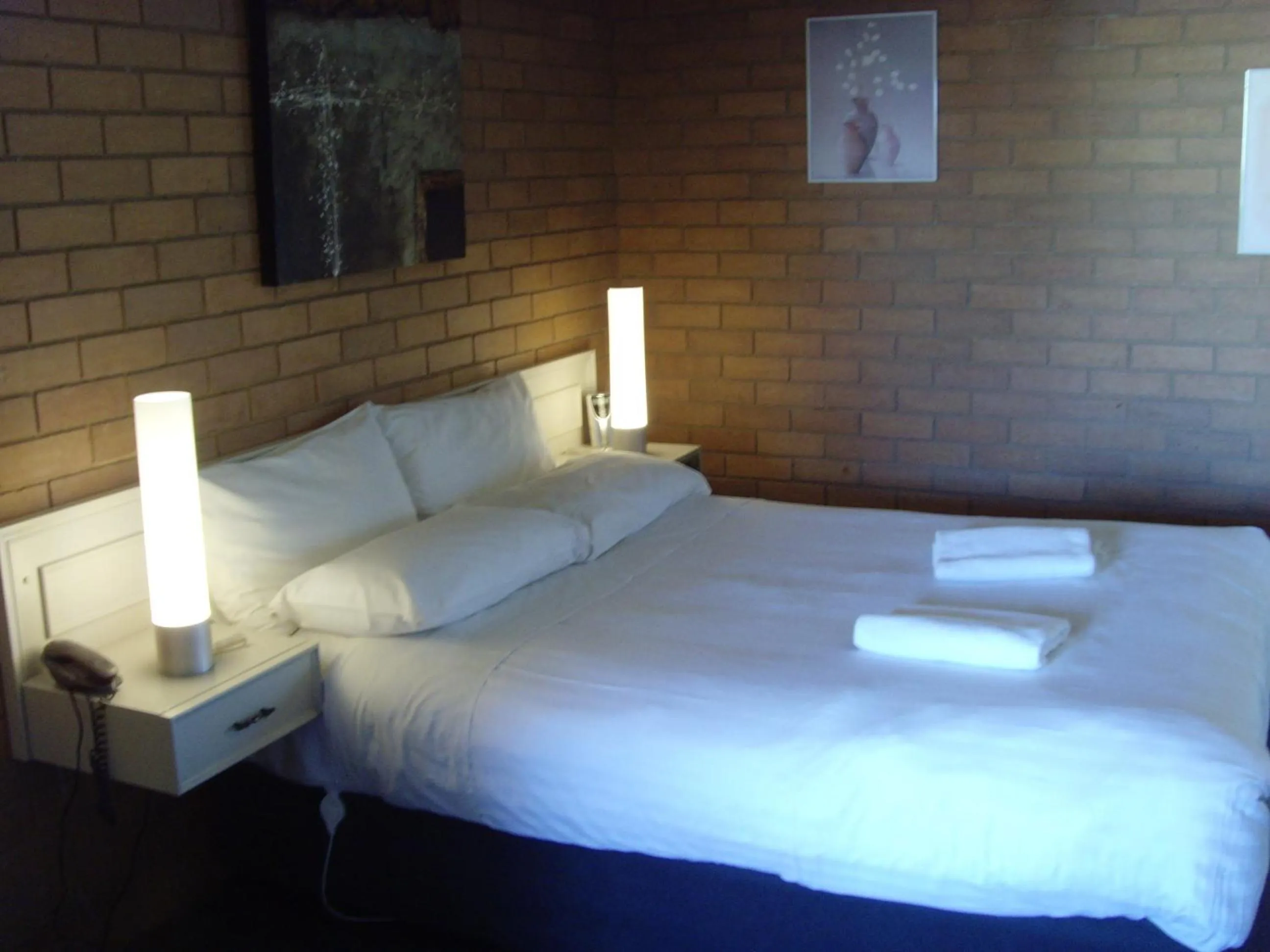 Bedroom, Bed in Essendon Motel