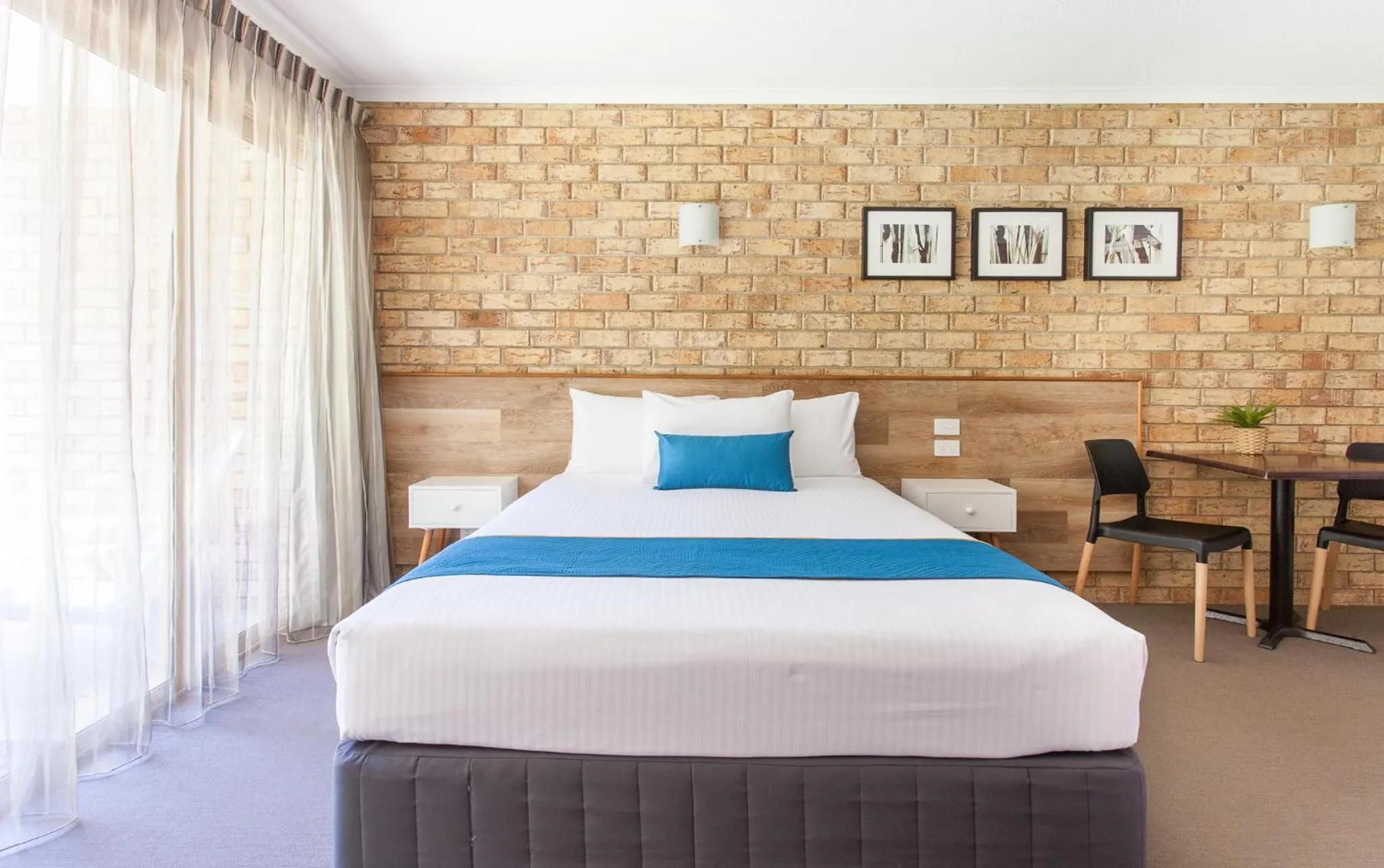 Patio, Bed in Sunshine Coast Motor Lodge