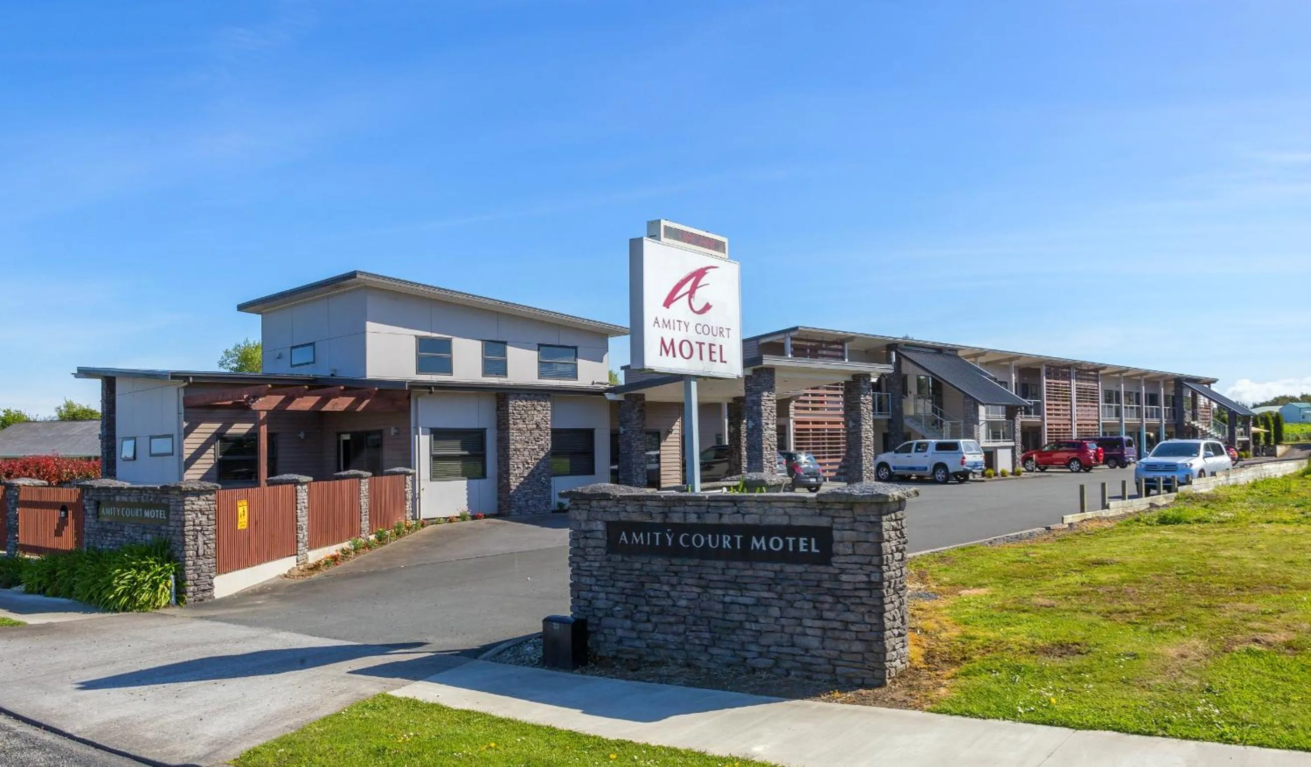 Facade/entrance in Amity Motel