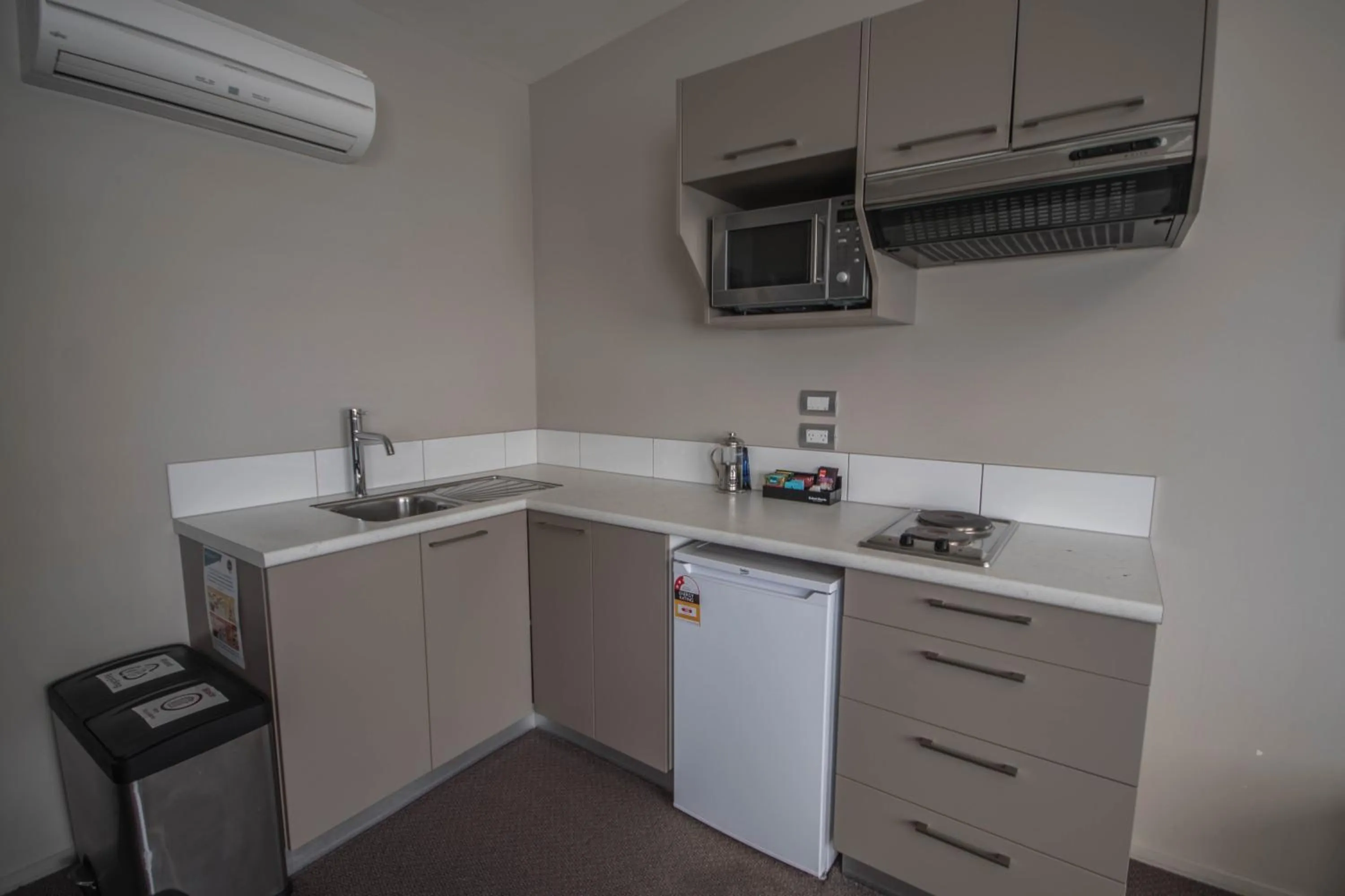 Kitchen or kitchenette in Amity Motel