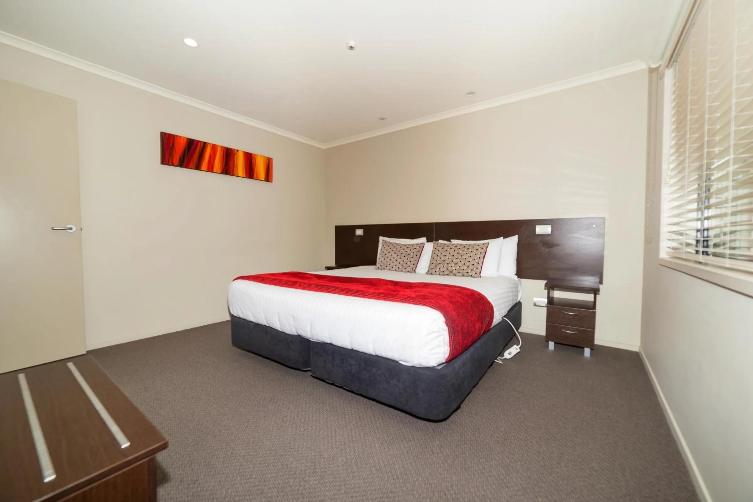 Bedroom, Bed in Amity Motel