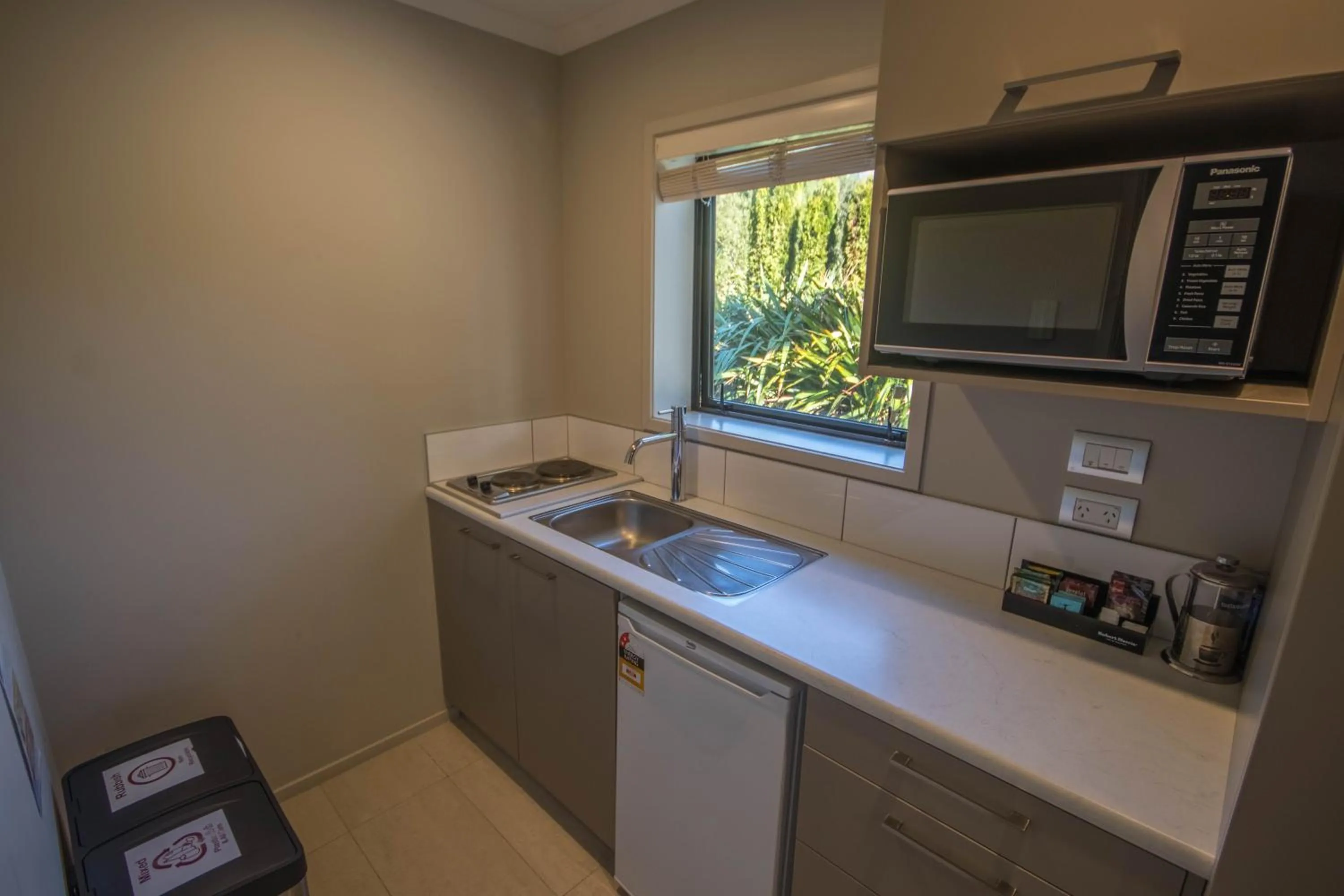Kitchen or kitchenette in Amity Motel