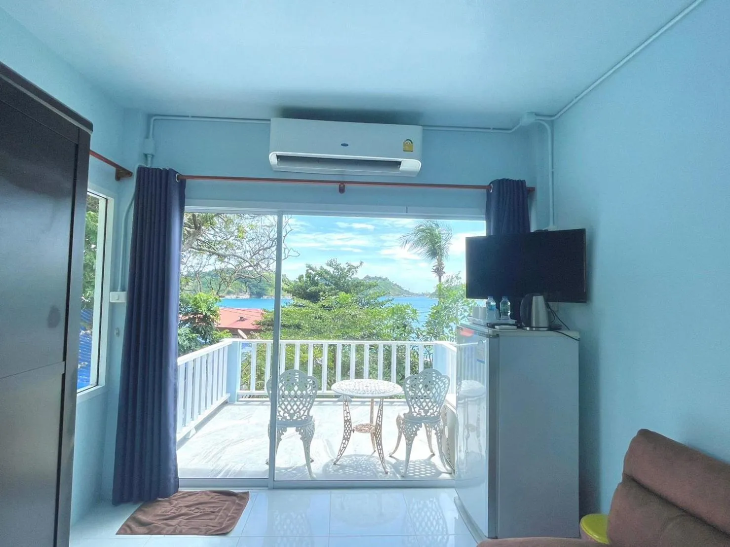 Communal lounge/ TV room in Naiharn On The Rock Resort Phuket