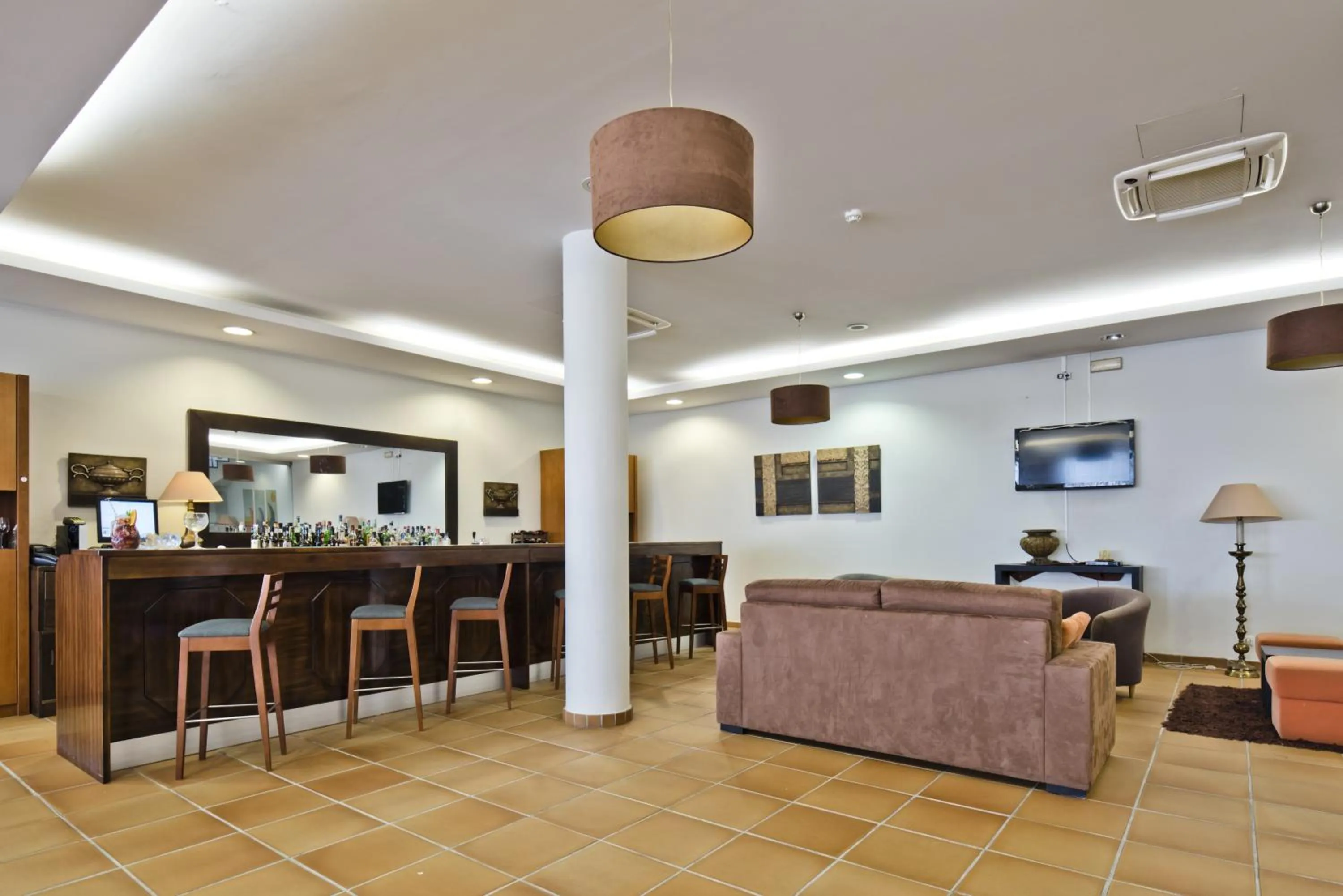 Communal lounge/ TV room in Lam Hotel Estarreja