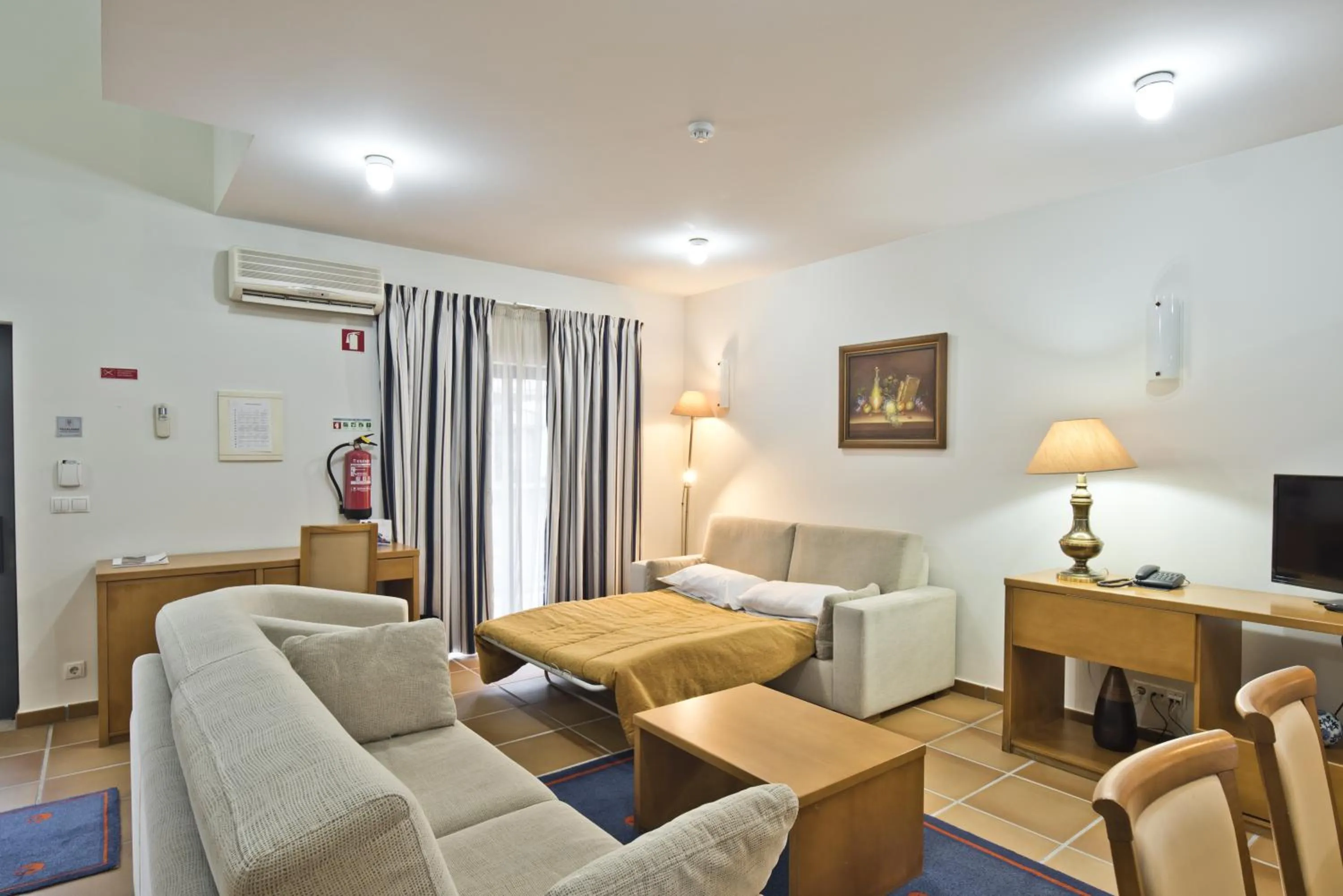 Living room, Bed in Lam Hotel Estarreja