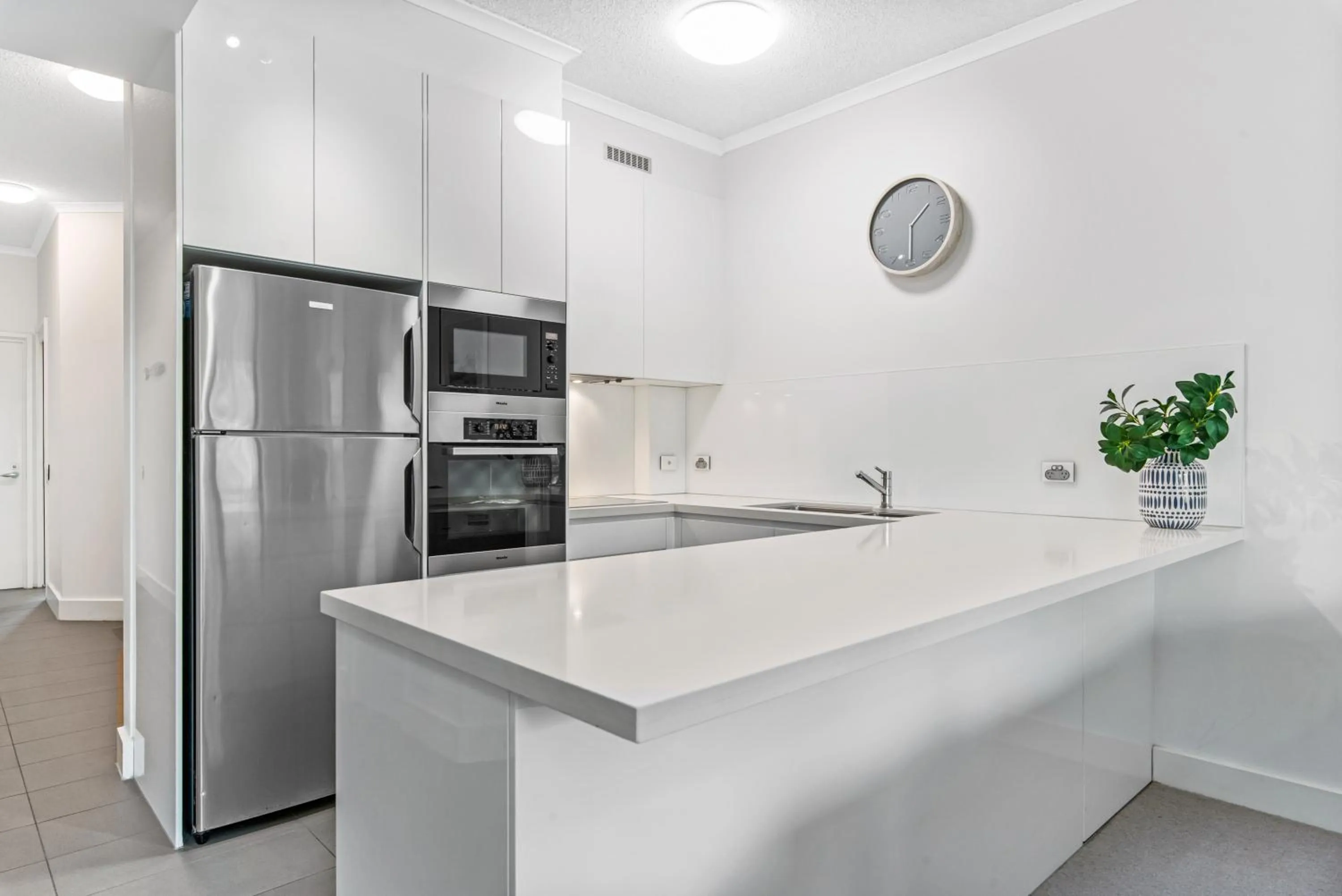 Kitchen or kitchenette in Mirra Chana Beachfront Apartments Mooloolaba