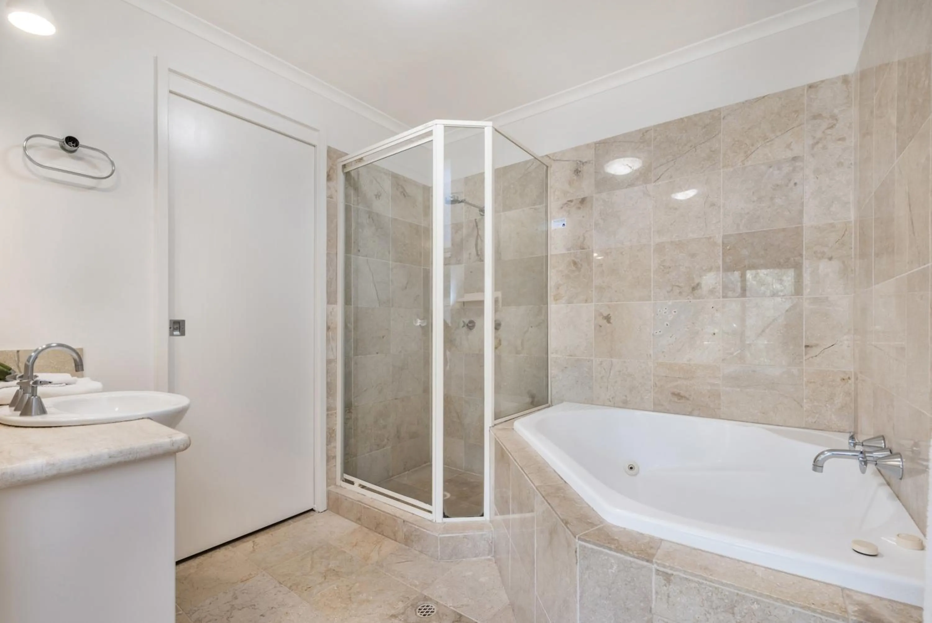 Shower in Mirra Chana Beachfront Apartments Mooloolaba