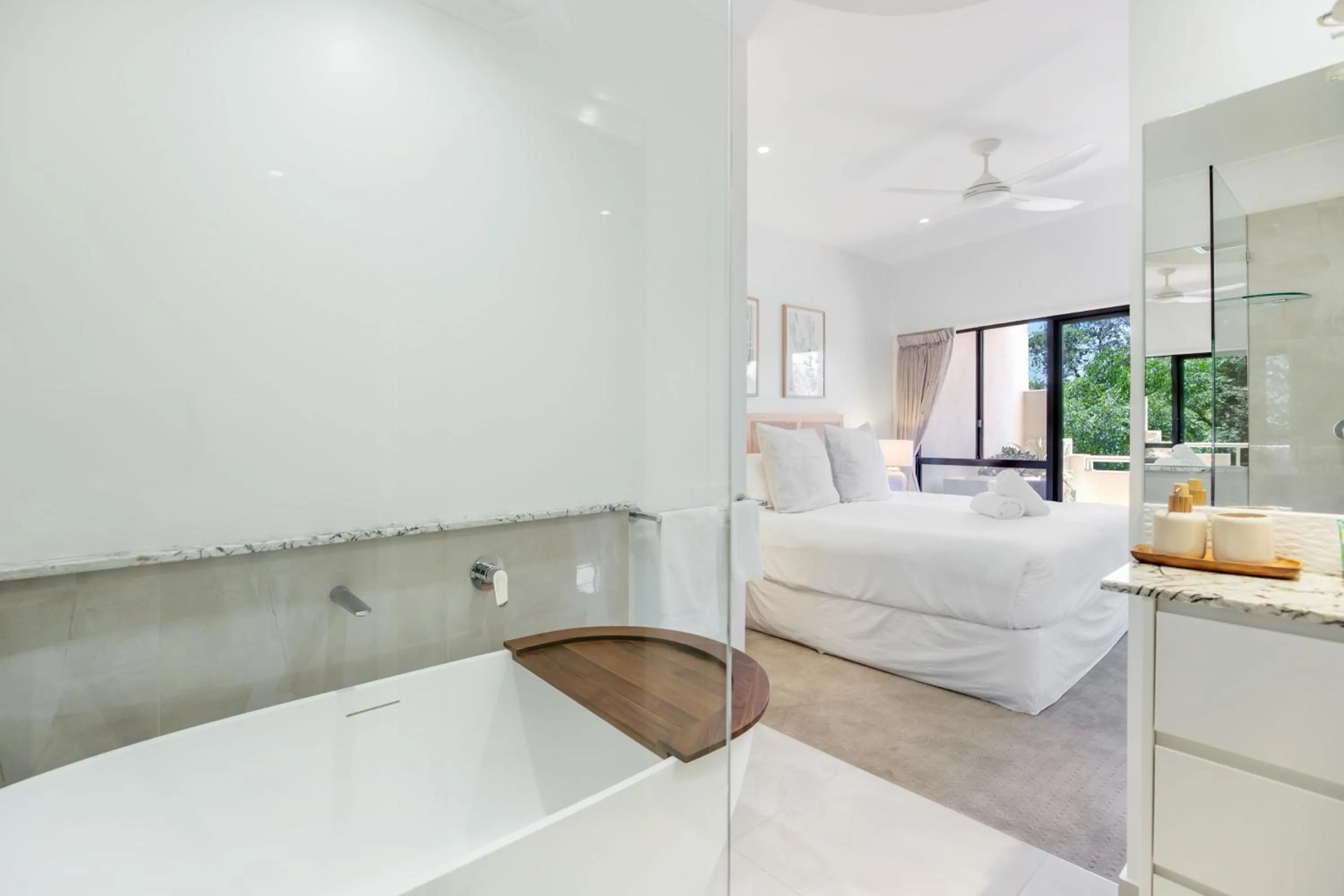 Bathroom, Bed in Mirra Chana Beachfront Apartments Mooloolaba