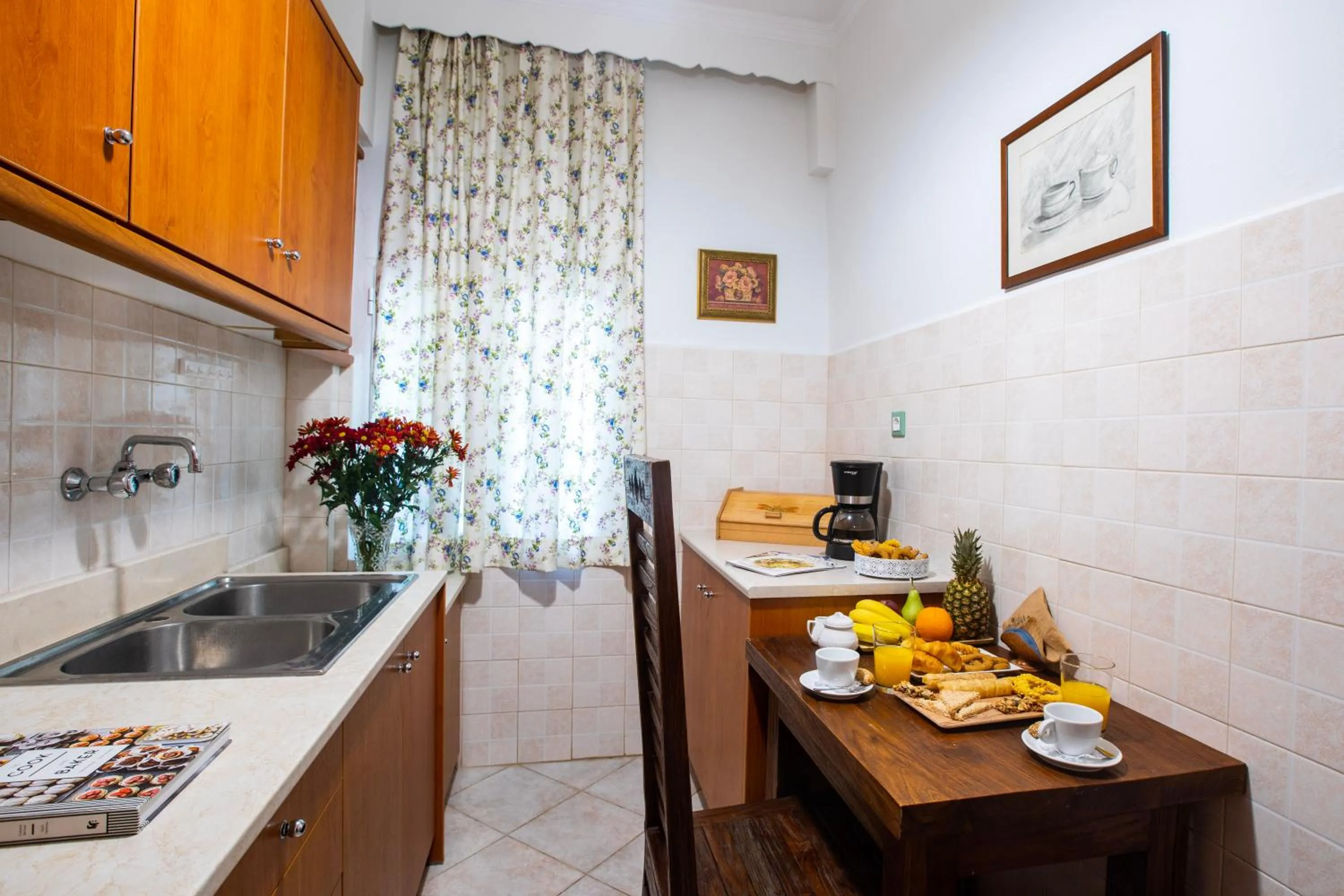 Kitchen or kitchenette in Kastro Apartments