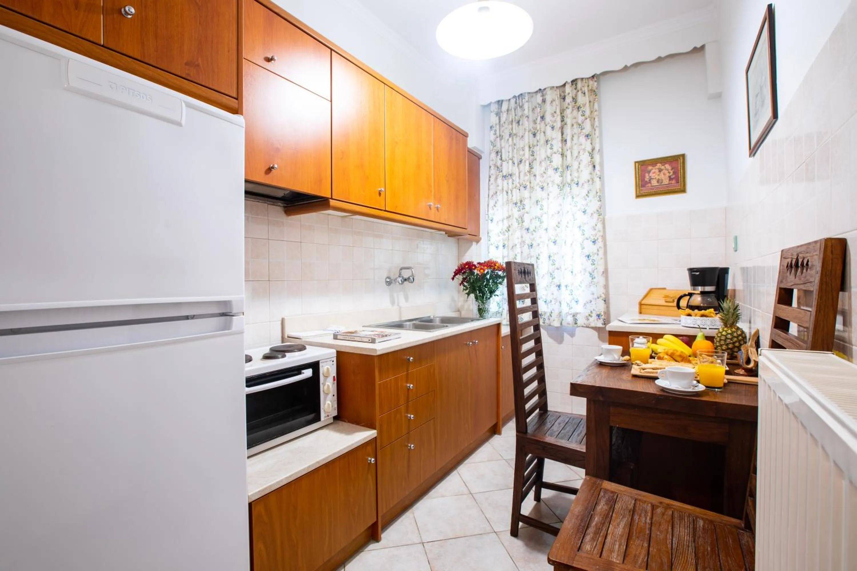 Kitchen or kitchenette in Kastro Apartments
