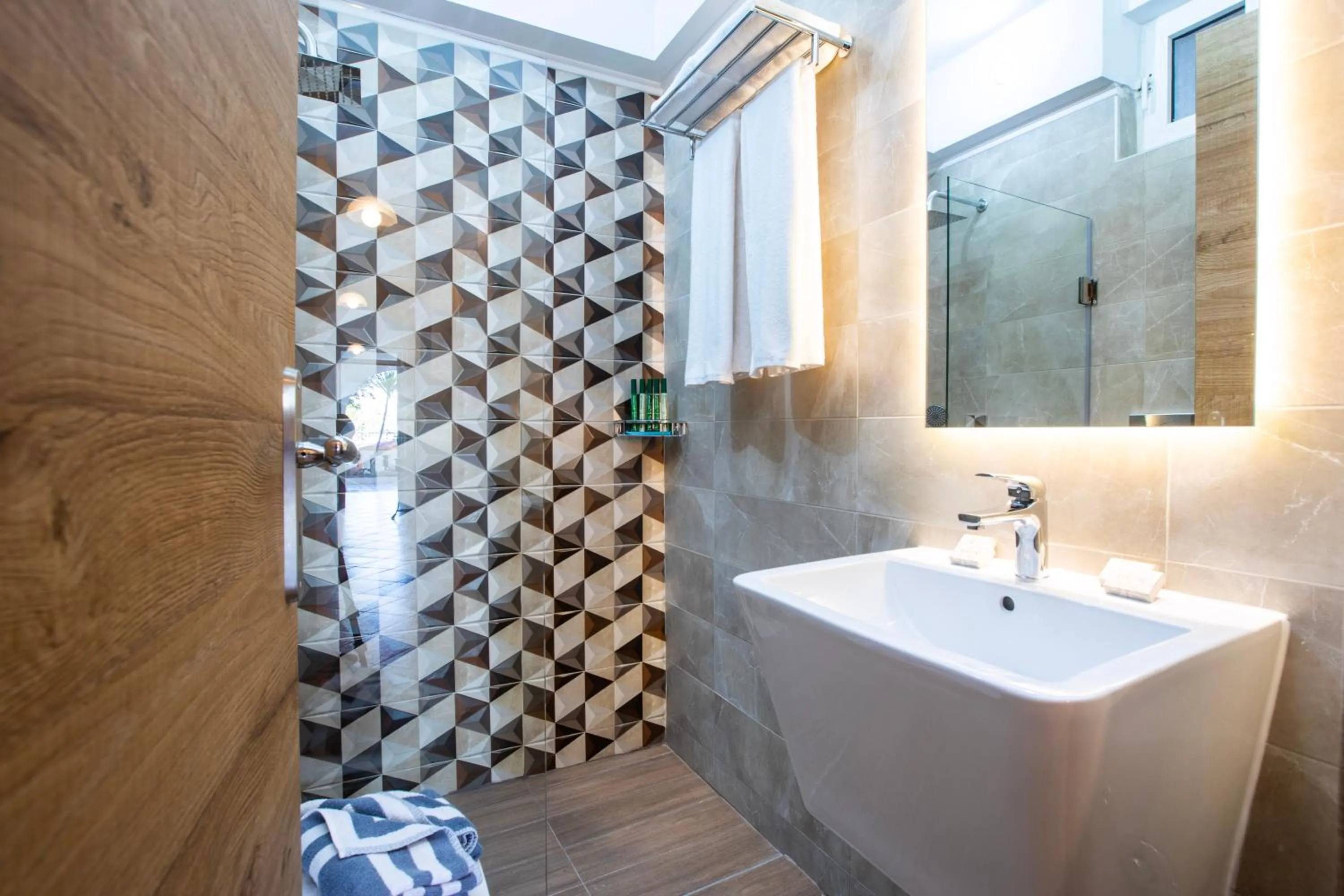 Shower in Kastro Apartments