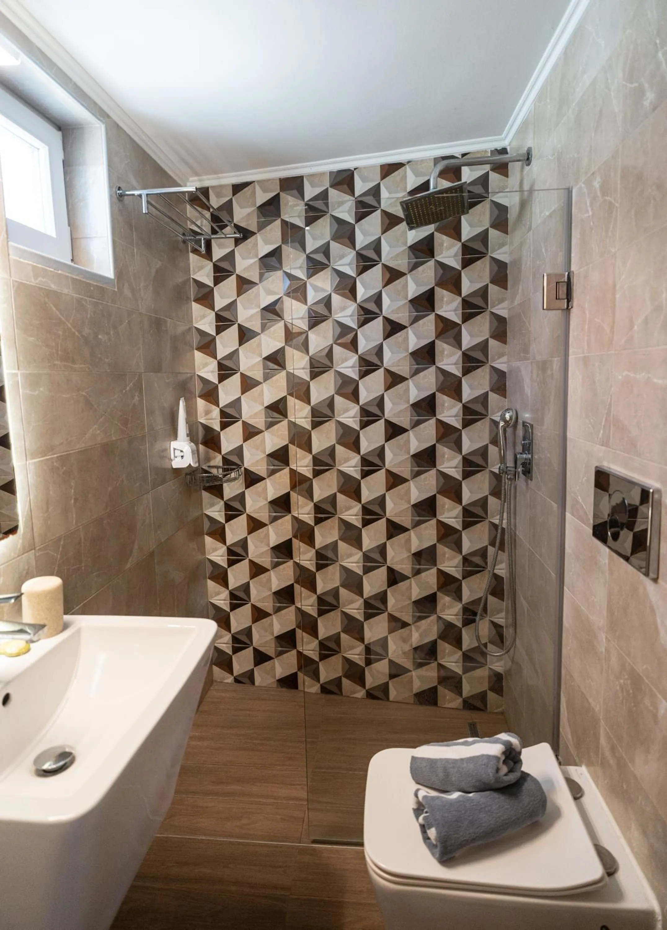 Shower in Kastro Apartments