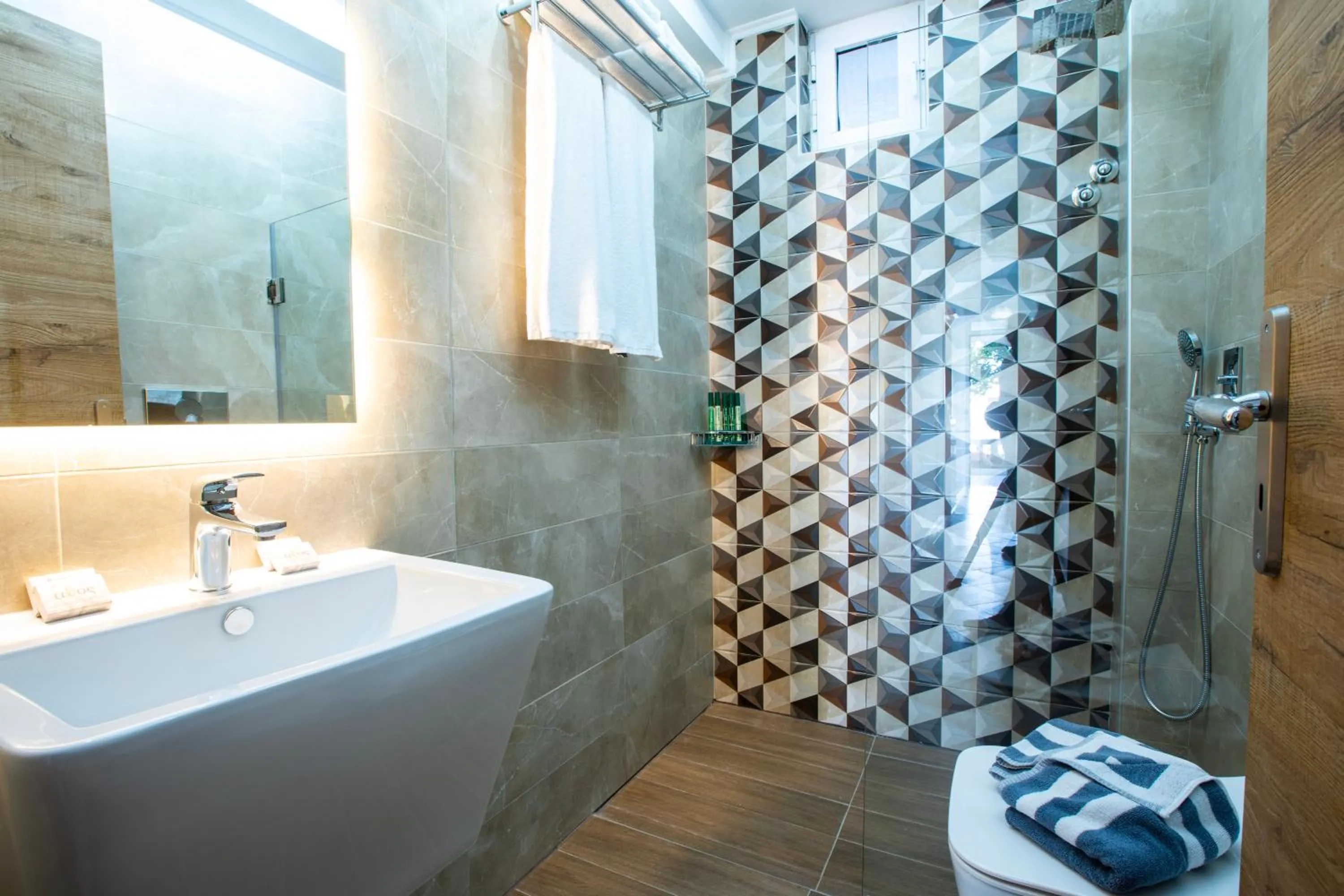 Shower in Kastro Apartments