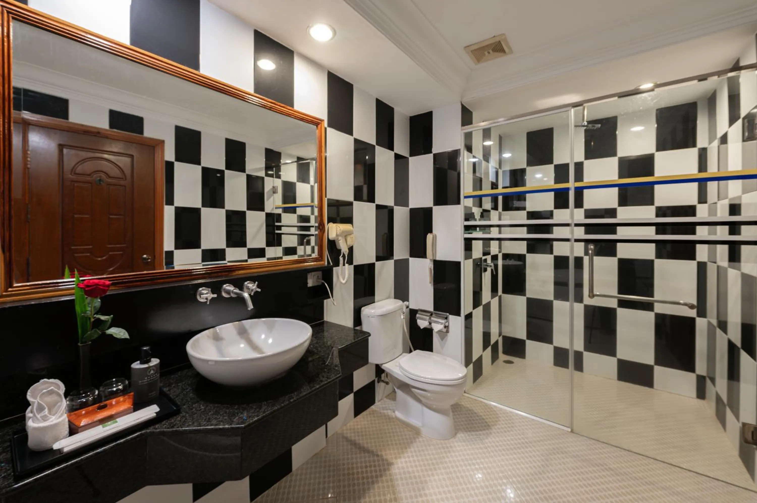 Shower in Somadevi Angkor Premium