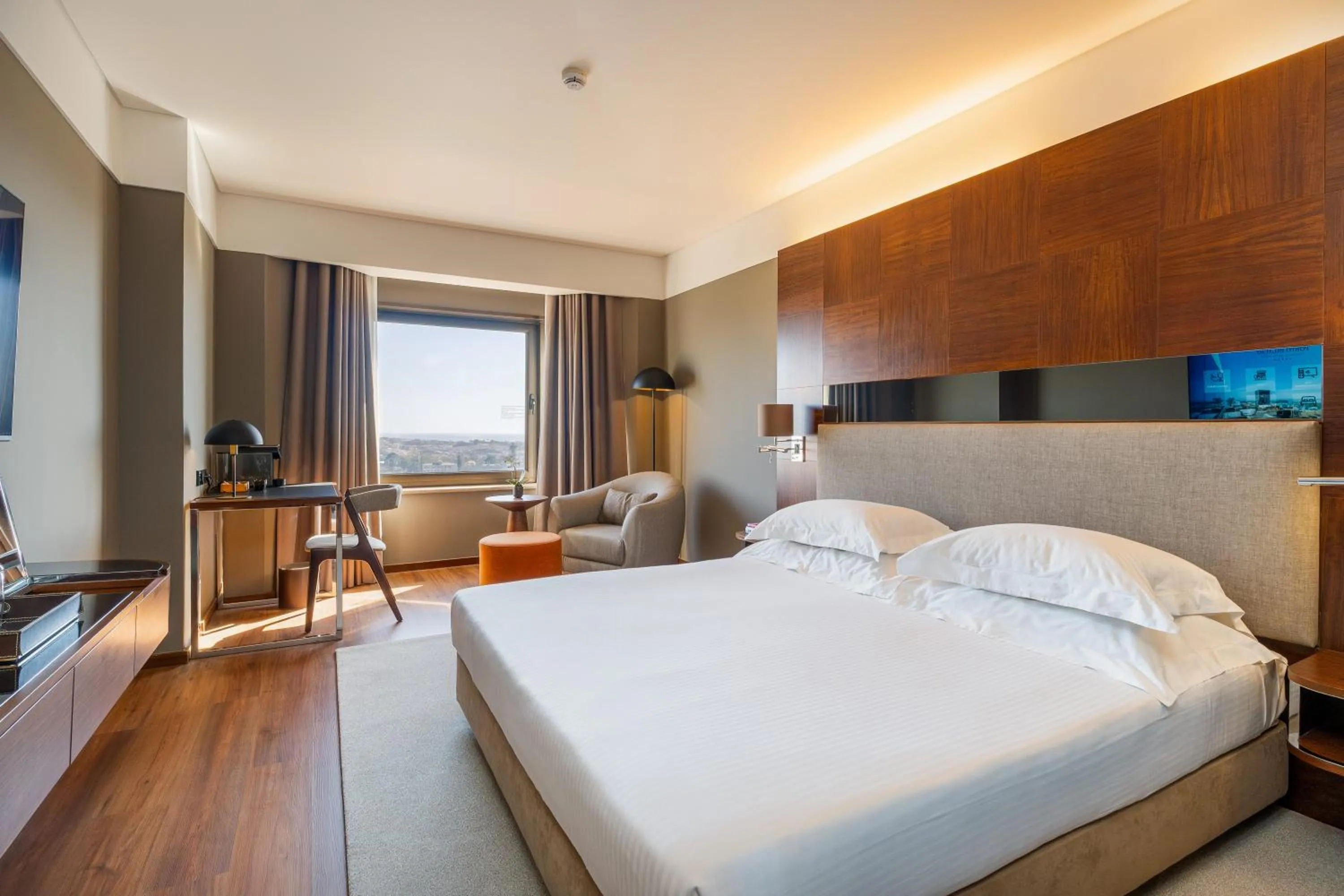 Bedroom, Bed in Porto Palácio Hotel by The Editory