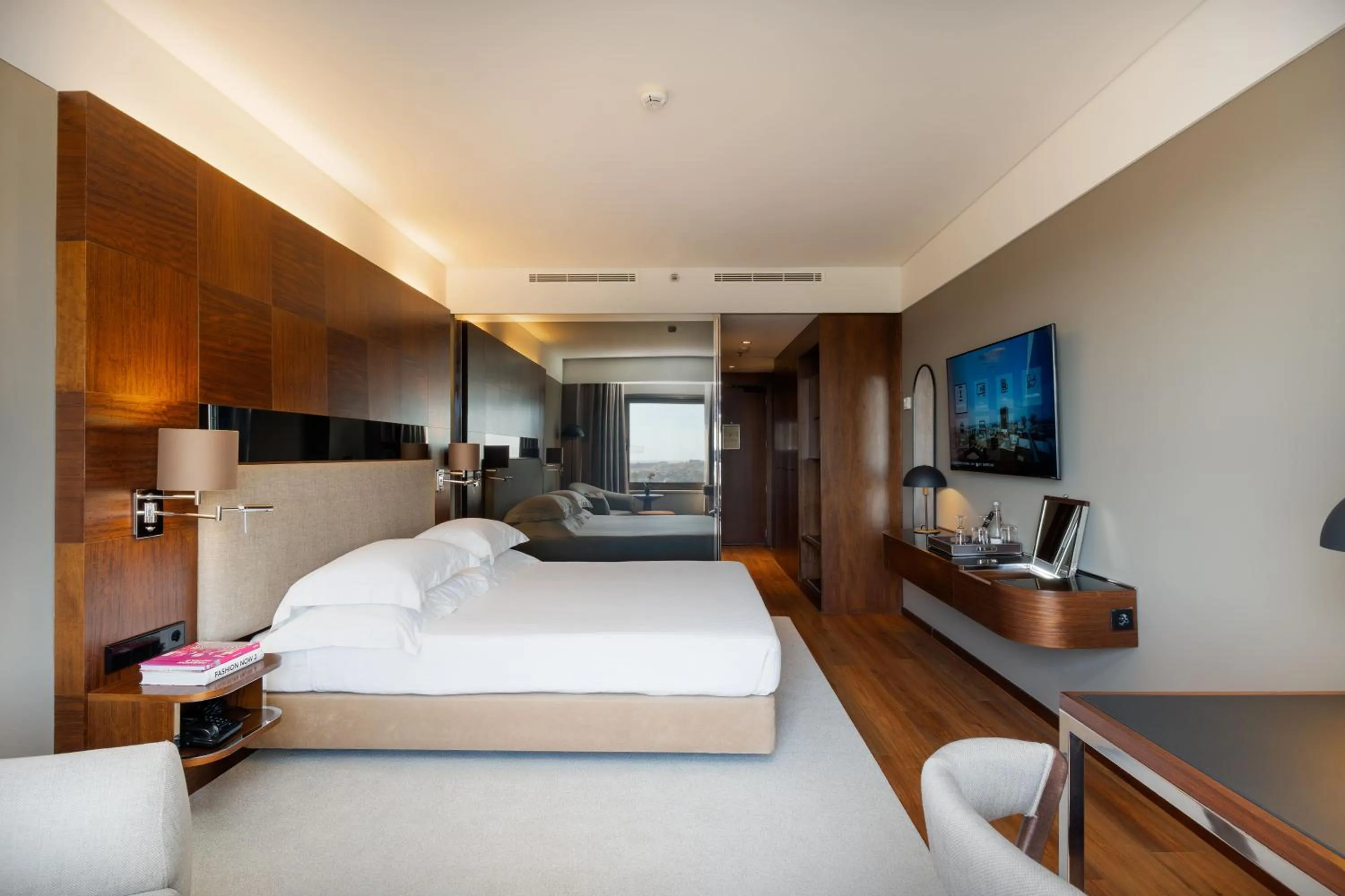 Bedroom, Bed in Porto Palácio Hotel by The Editory