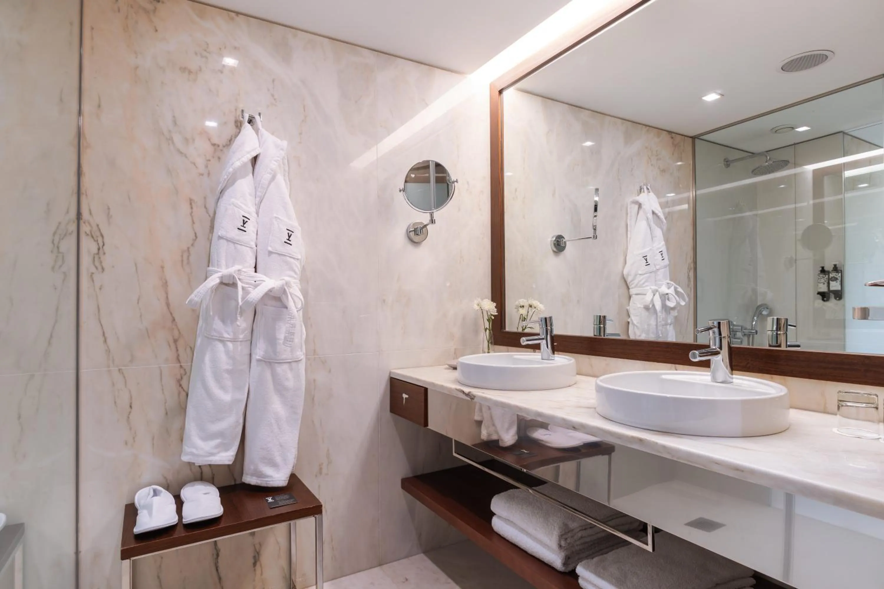 Bathroom in Porto Palácio Hotel by The Editory