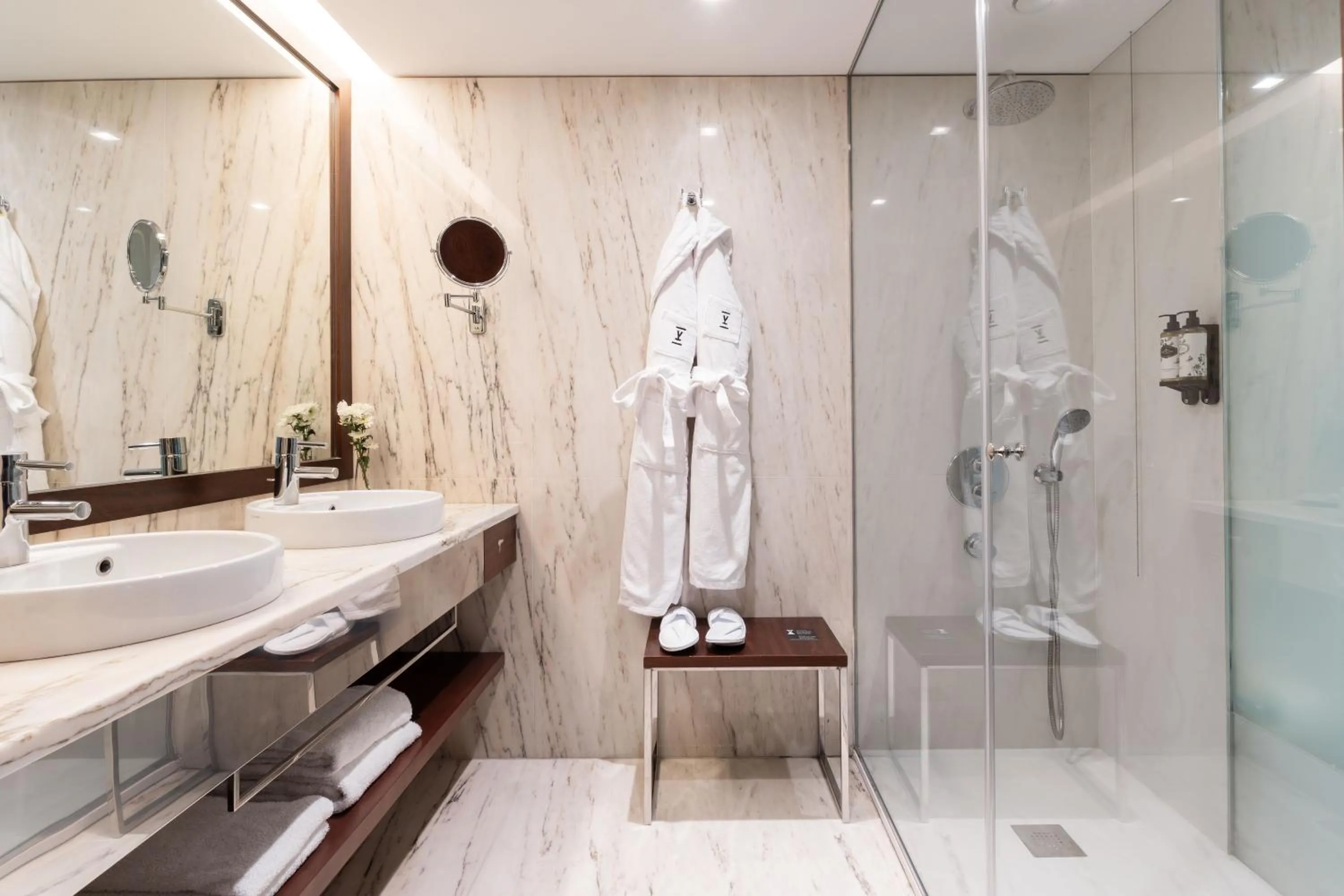 Bathroom in Porto Palácio Hotel by The Editory