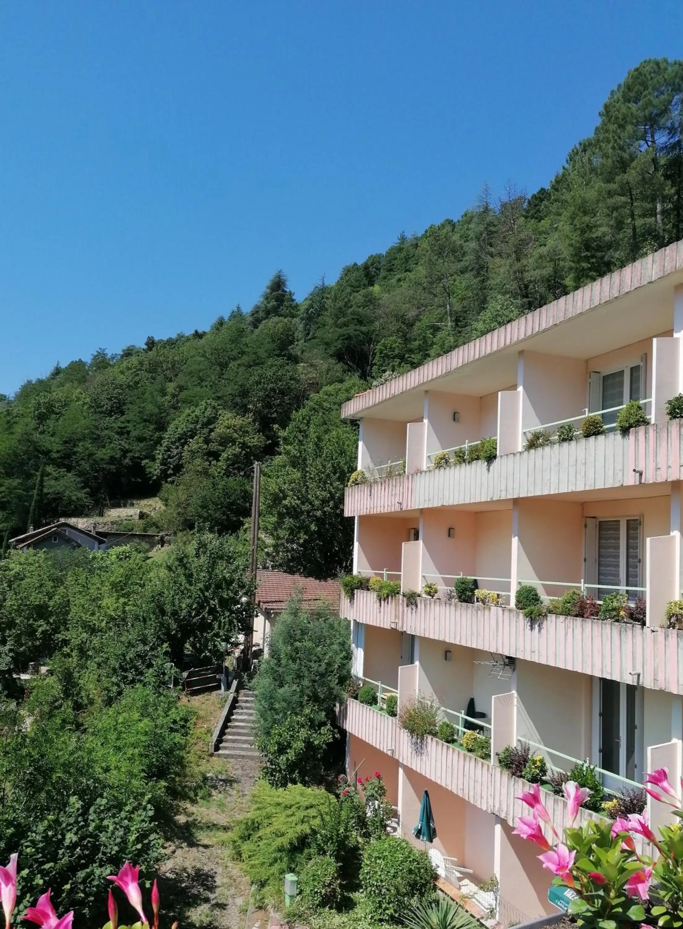 Property building in Hotel Saint Jacques