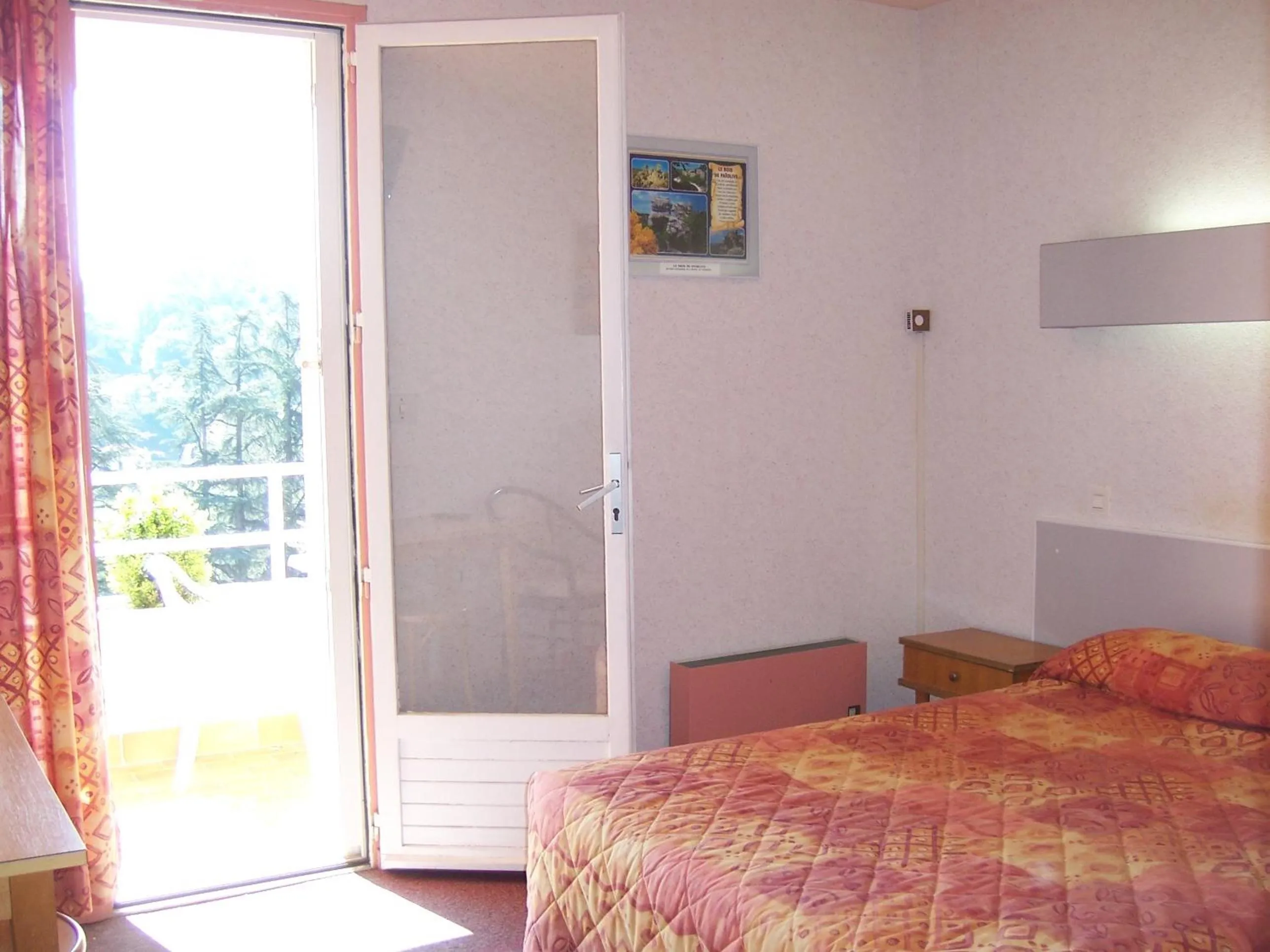 Bedroom in Hotel Saint Jacques