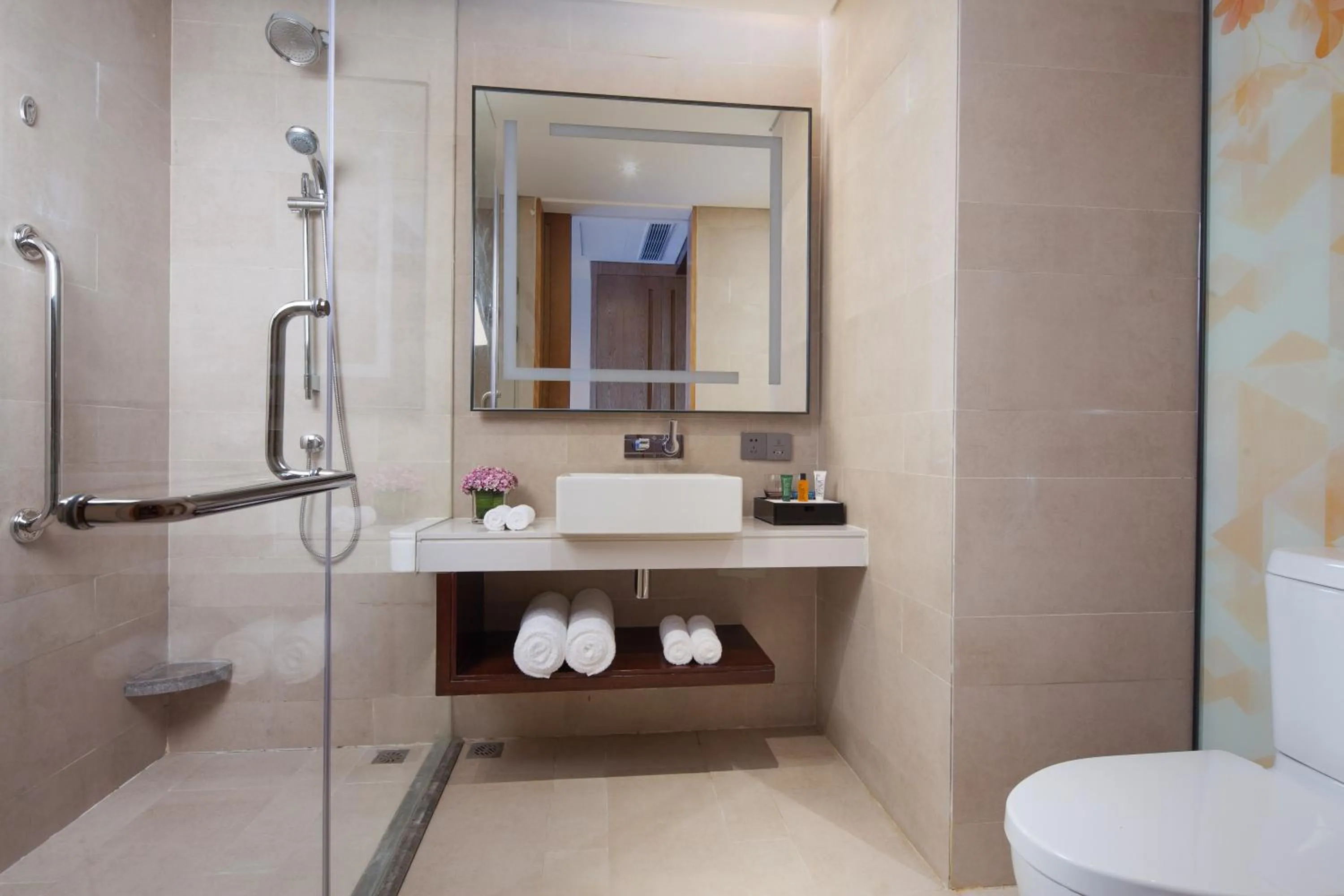 Shower in Hilton Garden Inn Shangri-La