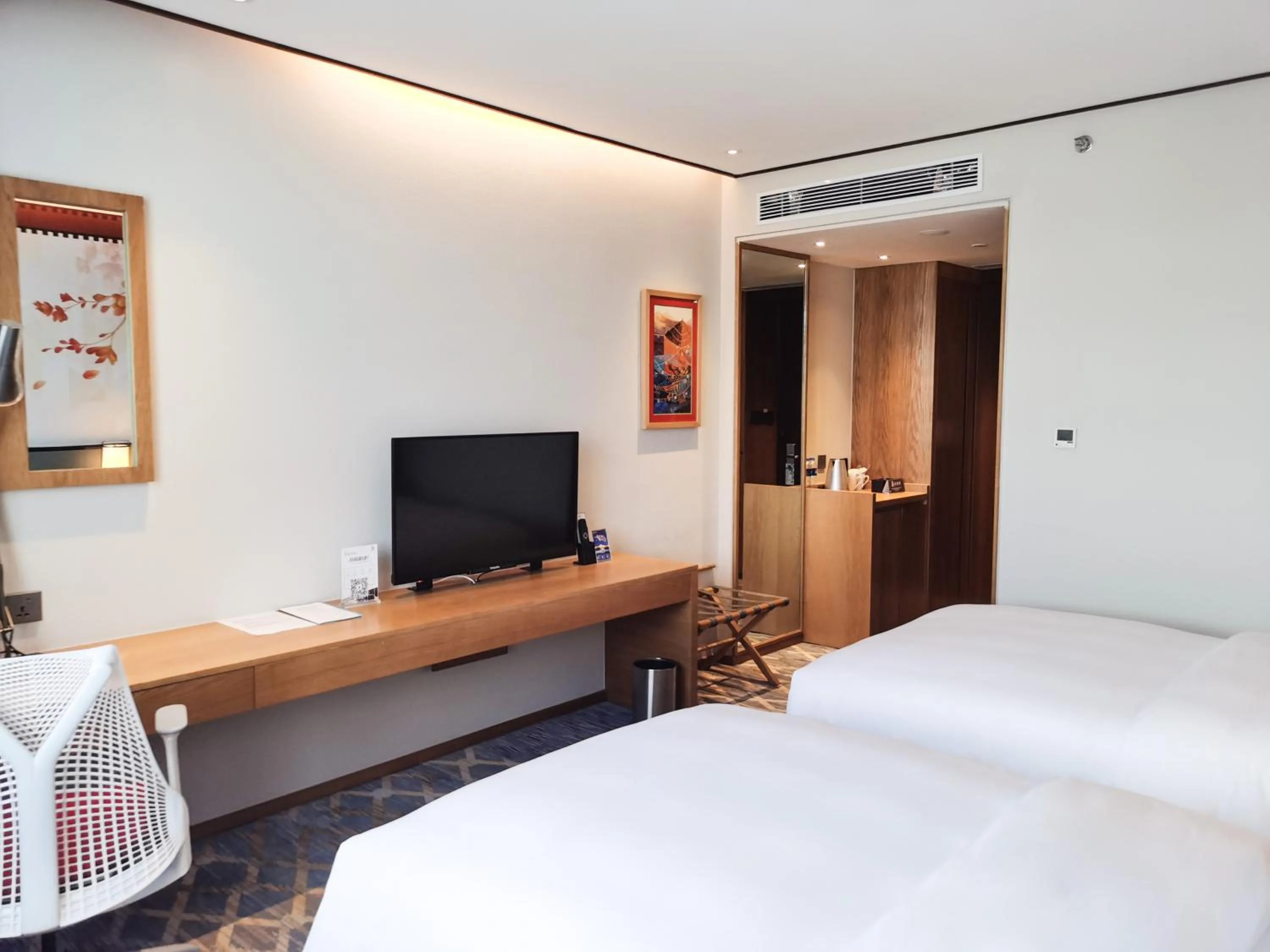 Photo of the whole room, Bed in Hilton Garden Inn Shangri-La