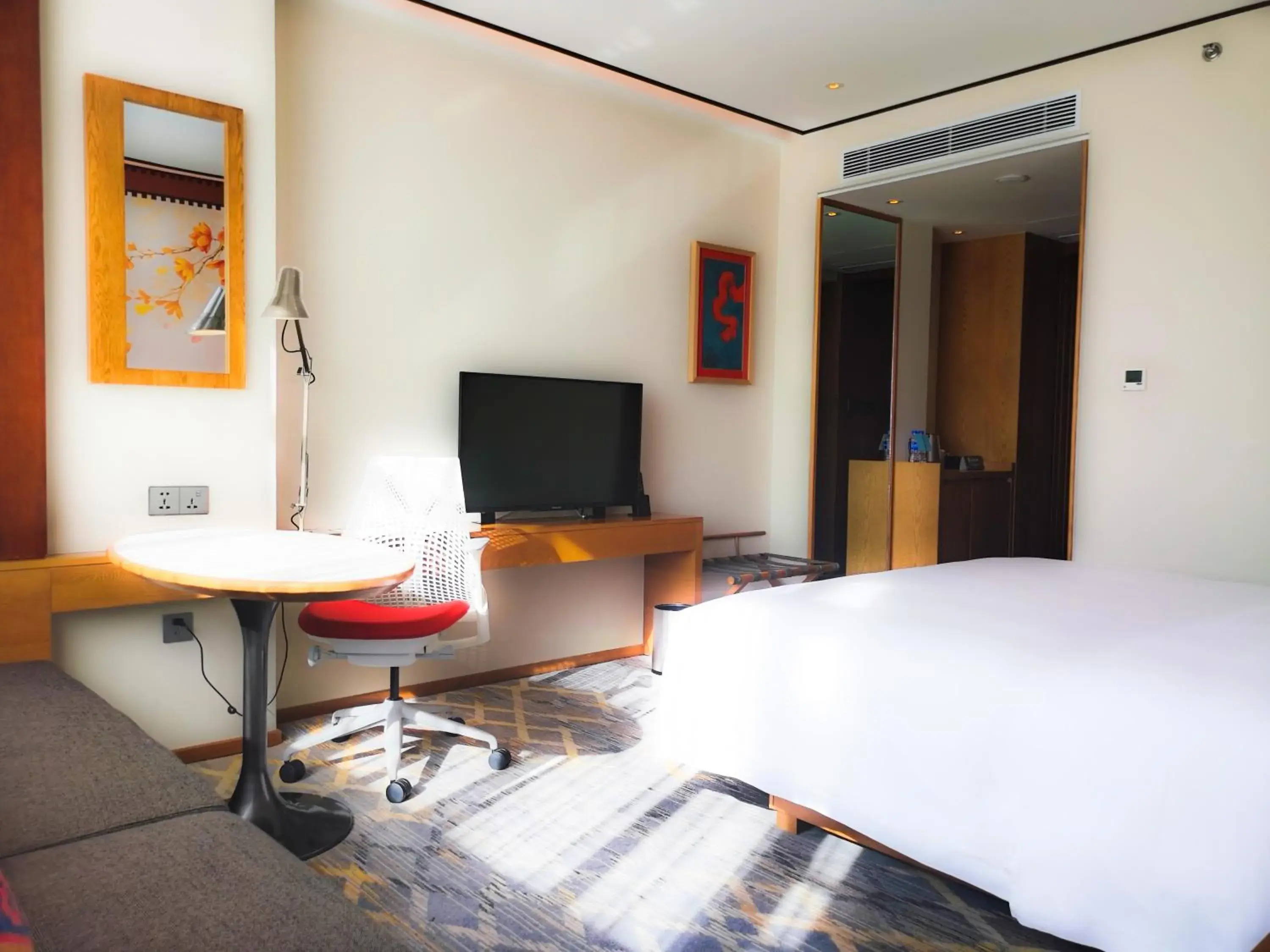 King Room - Mobility Accessible in Hilton Garden Inn Shangri-La King Room - Mobility Accessible in Hilton Garden Inn Shangri-La