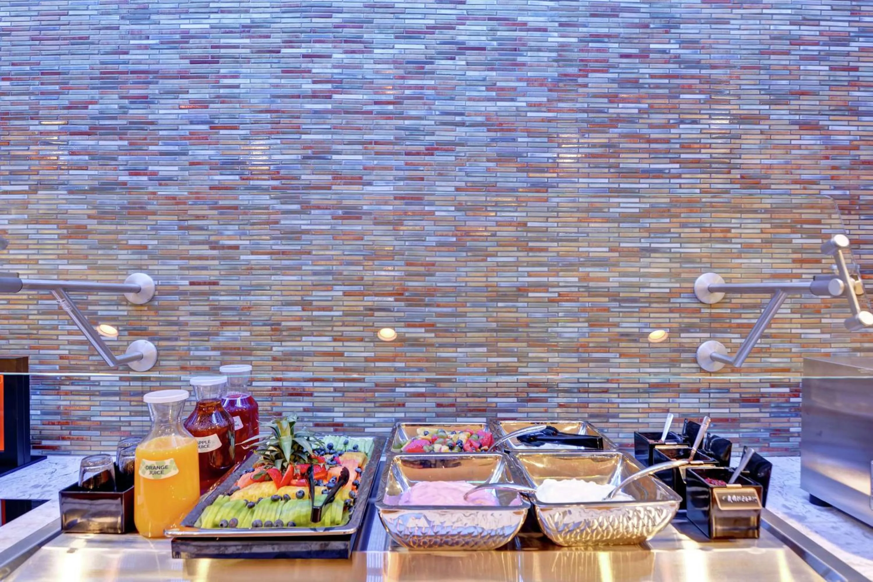 Dining area in Hilton Garden Inn Princeton Lawrenceville