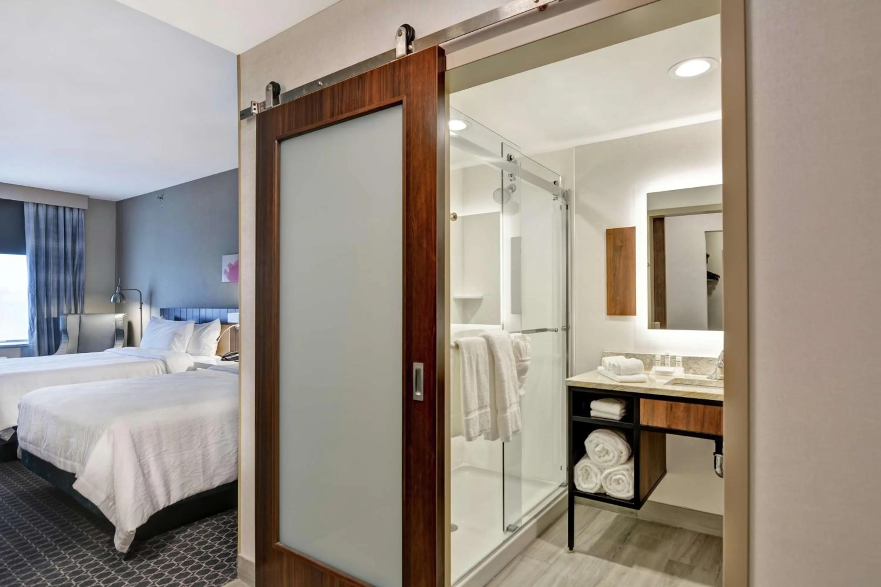 Bathroom, Bed in Hilton Garden Inn Princeton Lawrenceville