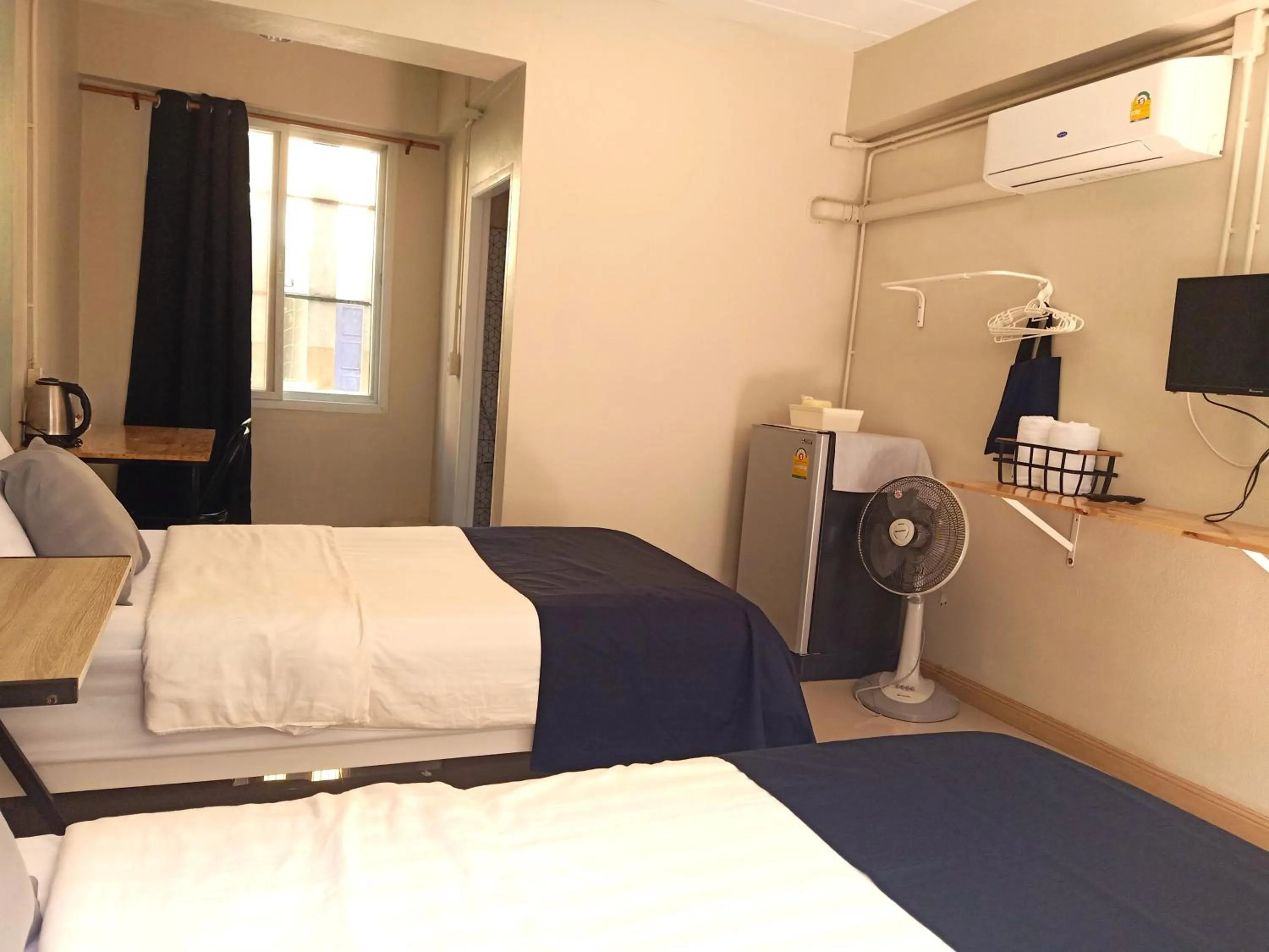 Photo of the whole room, Bed in Baan Nuk Anong