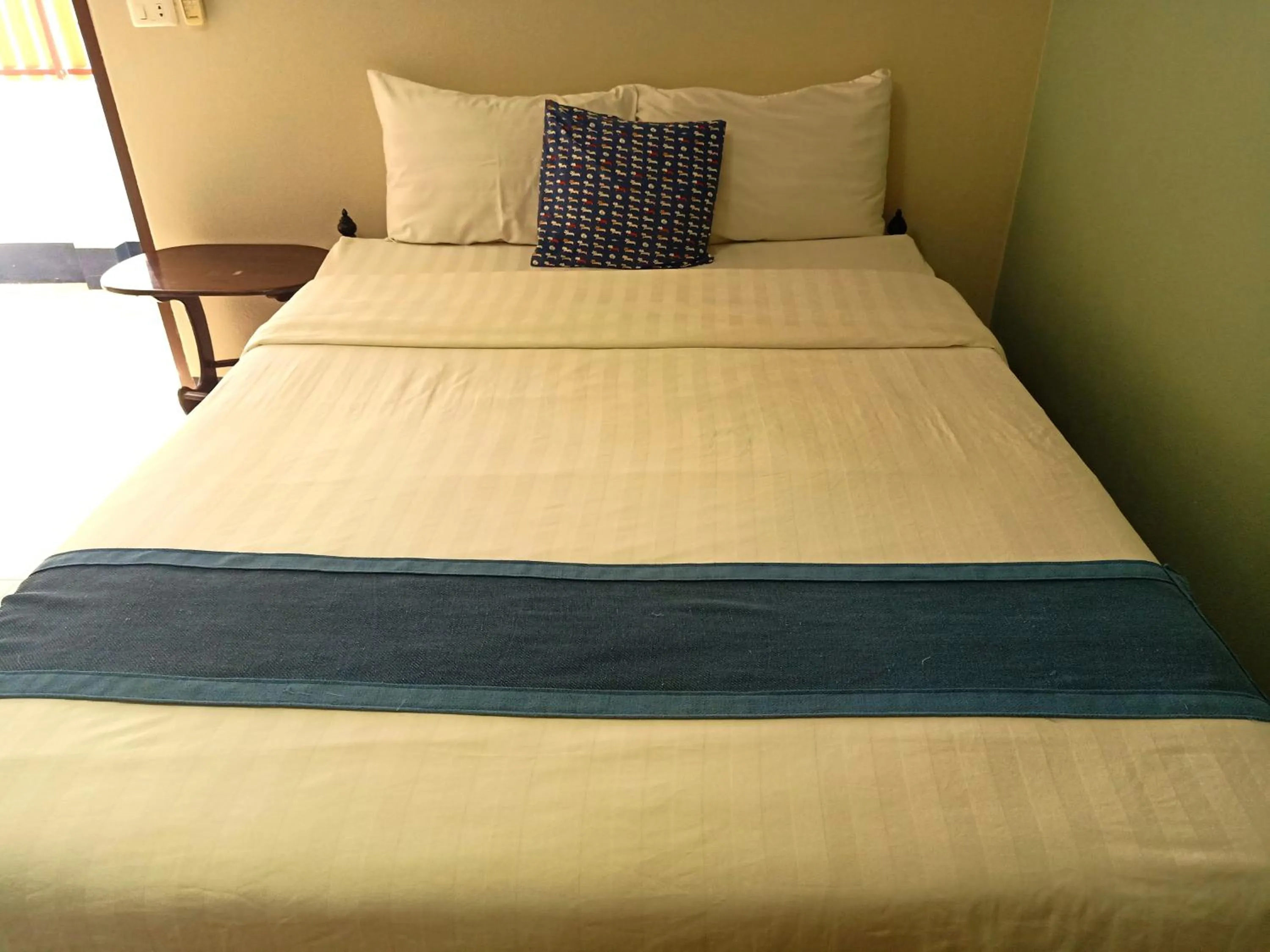 Photo of the whole room, Bed in Baan Nuk Anong