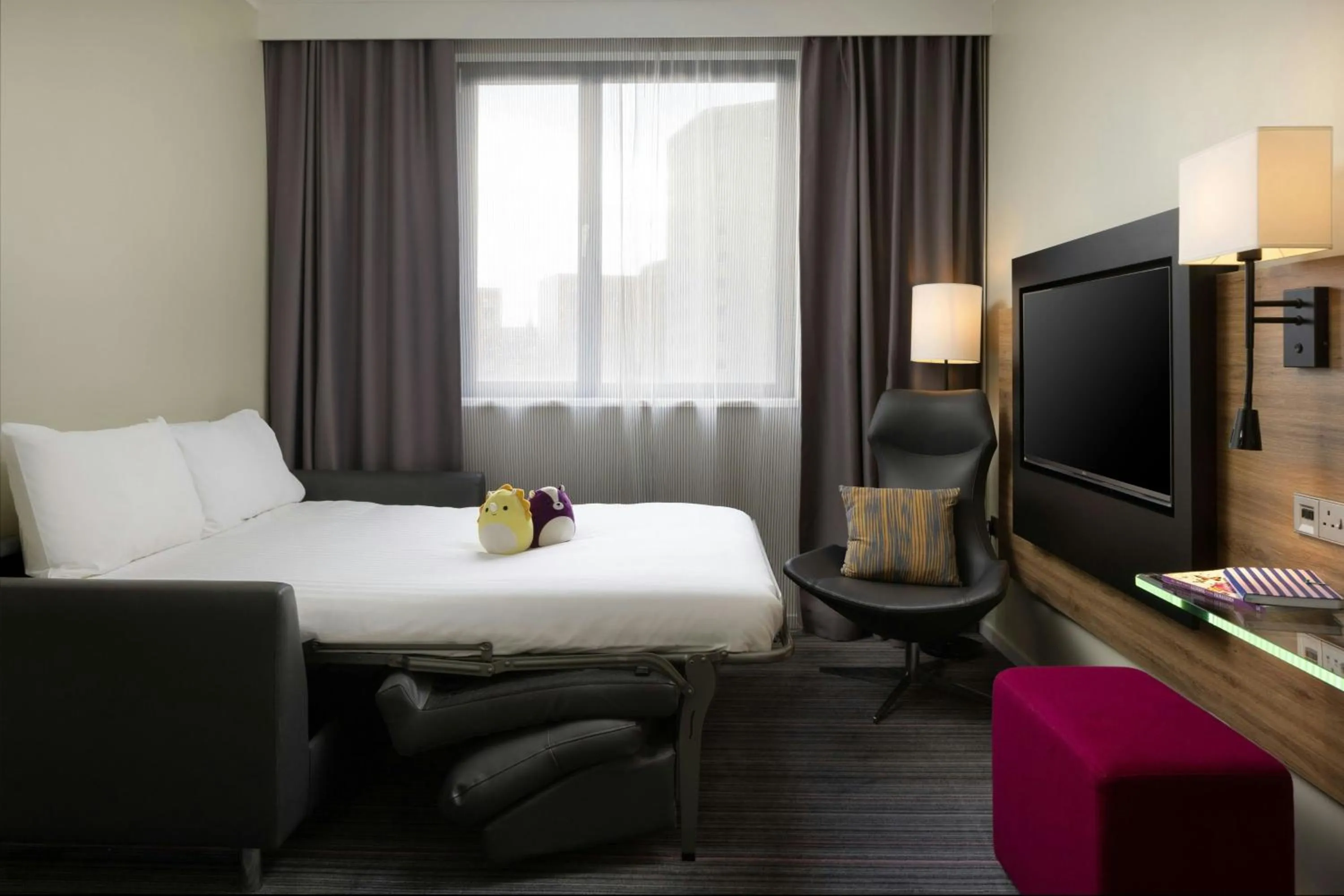 Photo of the whole room, Bed in Moxy Glasgow Merchant City